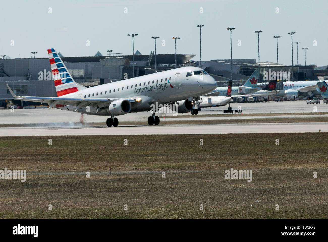 Ein American Eagle Embraer ERJ 170 Flugzeug gesehen Landung am Montréal-Pierre Elliott Trudeau International Airport in Montreal, Quebec, Kanada, auf der Apr Stockfoto