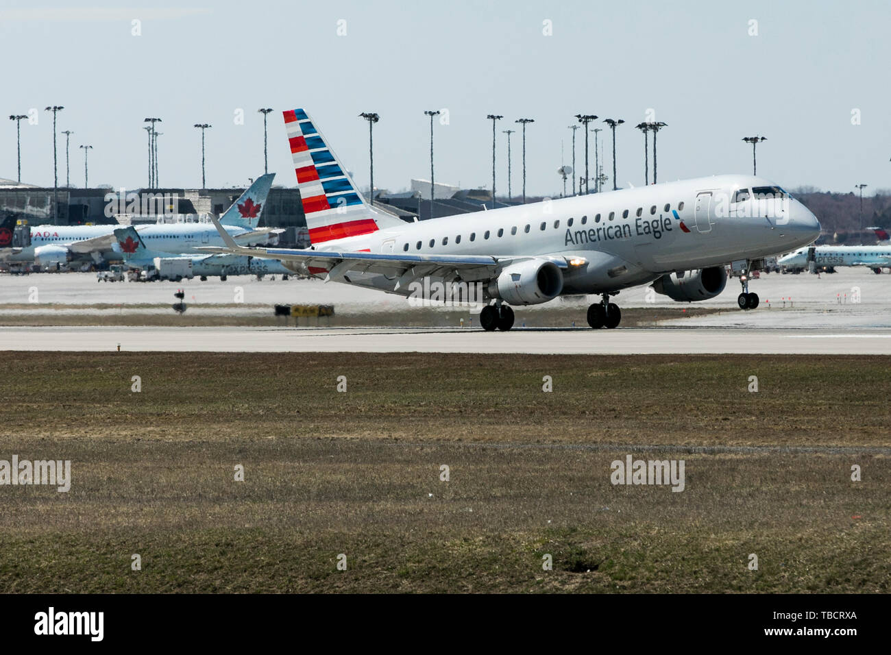 Ein American Eagle Embraer ERJ 170 Flugzeug gesehen Landung am Montréal-Pierre Elliott Trudeau International Airport in Montreal, Quebec, Kanada, auf der Apr Stockfoto