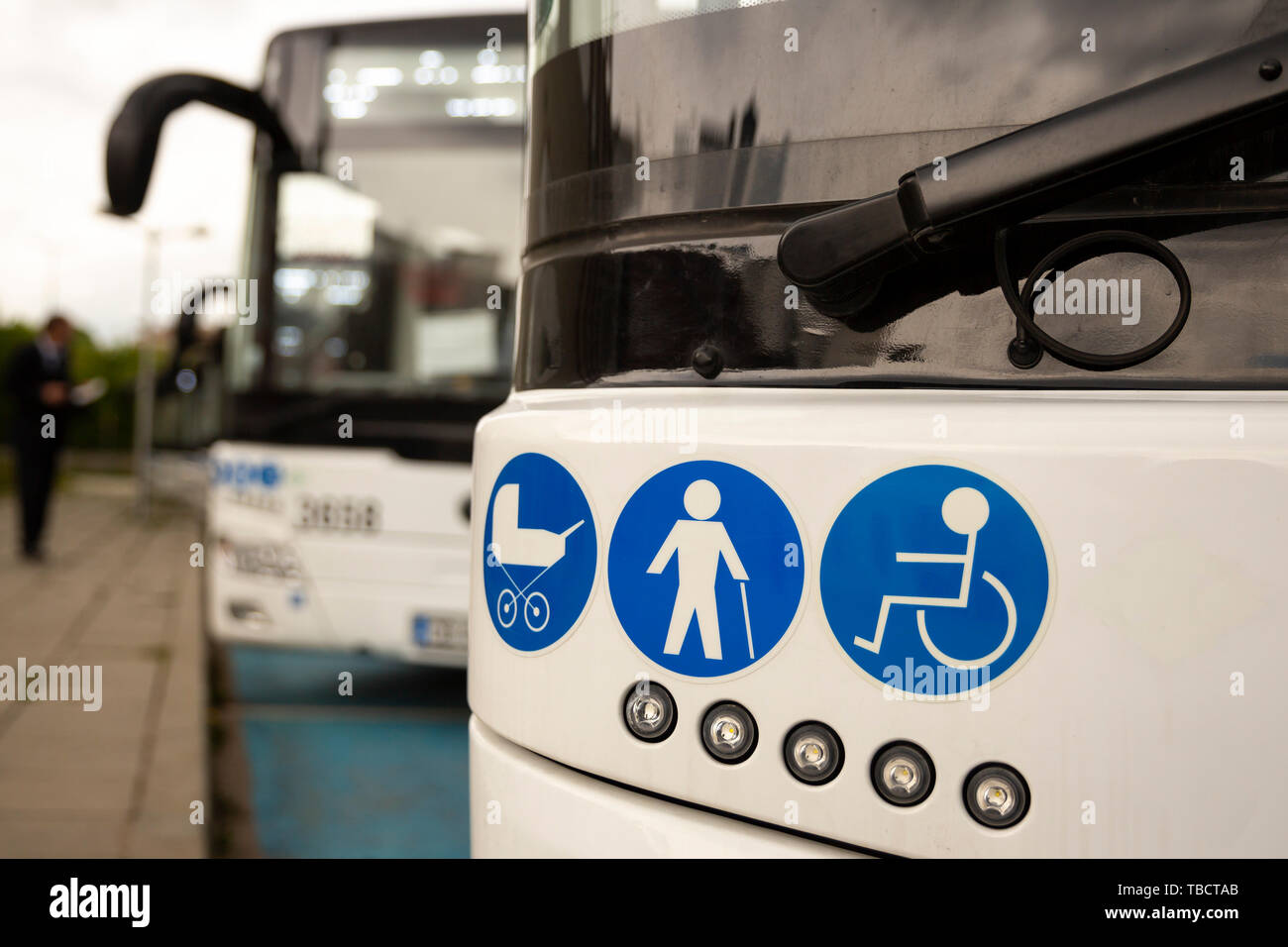 Neue, moderne Busse auf LPG. Das internationale Symbol der Zugang - Rollstuhl Symbol (Behinderte, Körperlich Behinderte und Behinderte), Baby Stroller Symbol ein Stockfoto