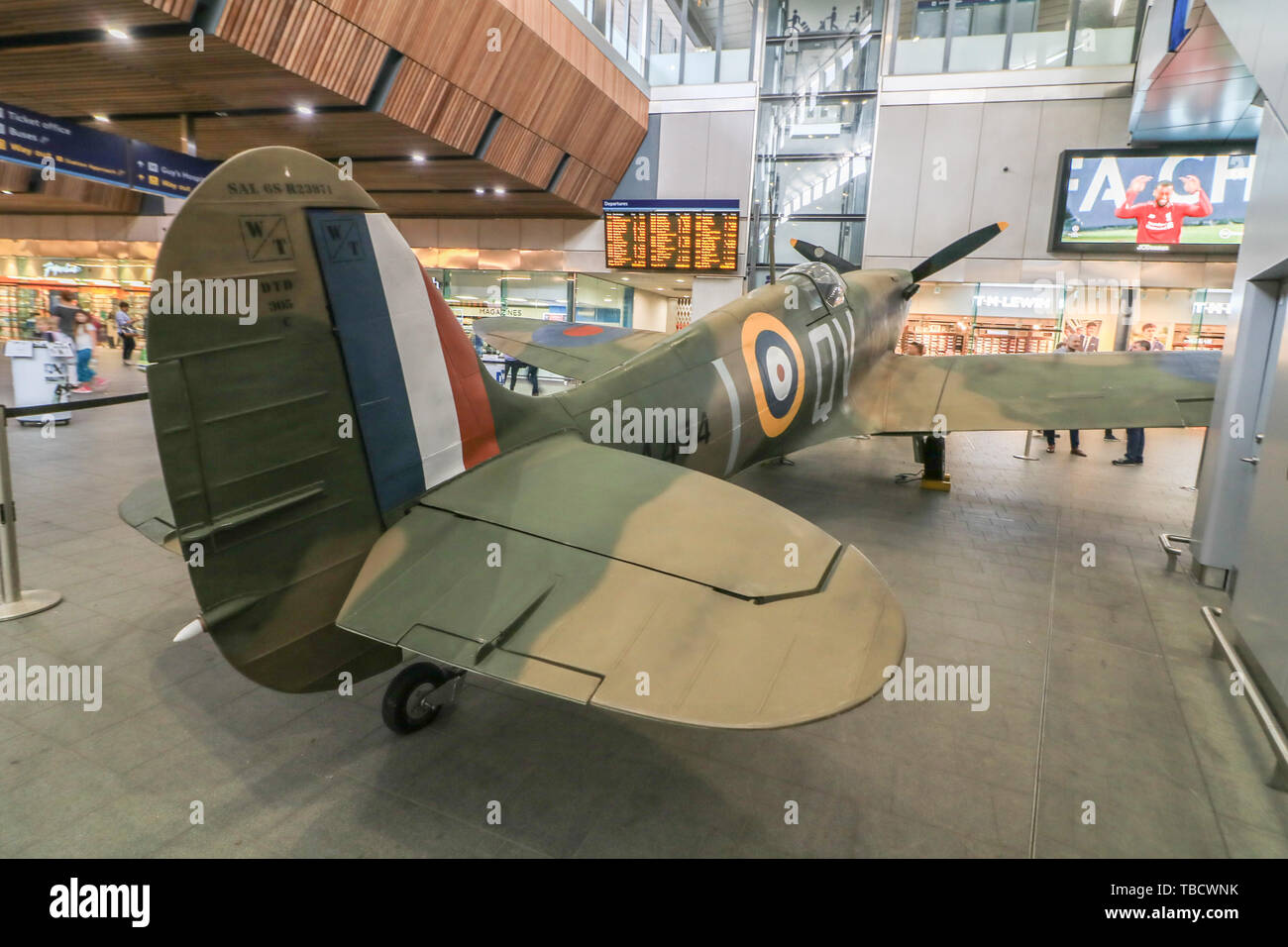Eine Nachbildung einer Spitfire Mk.IX von RAF Duxford auf Anzeige an der London Bridge Station den 75. Jahrestag des D-Day zu markieren. Stockfoto
