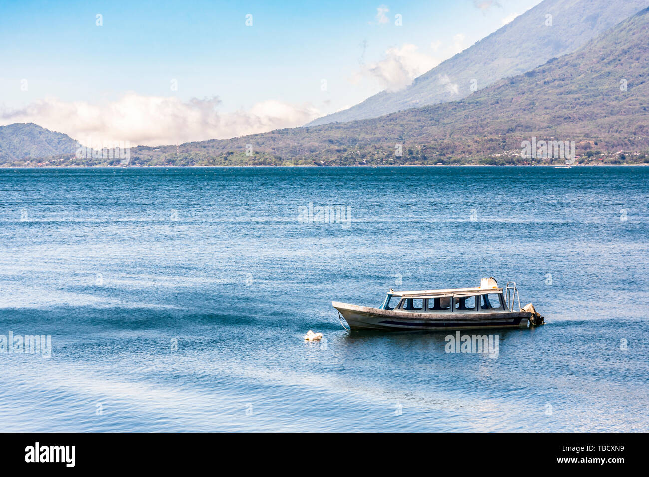 Angelegtes Boot am Atitlan See mit Toliman Vulkan & Atitlan Vulkan hinter im guatemaltekischen Hochland. Stockfoto