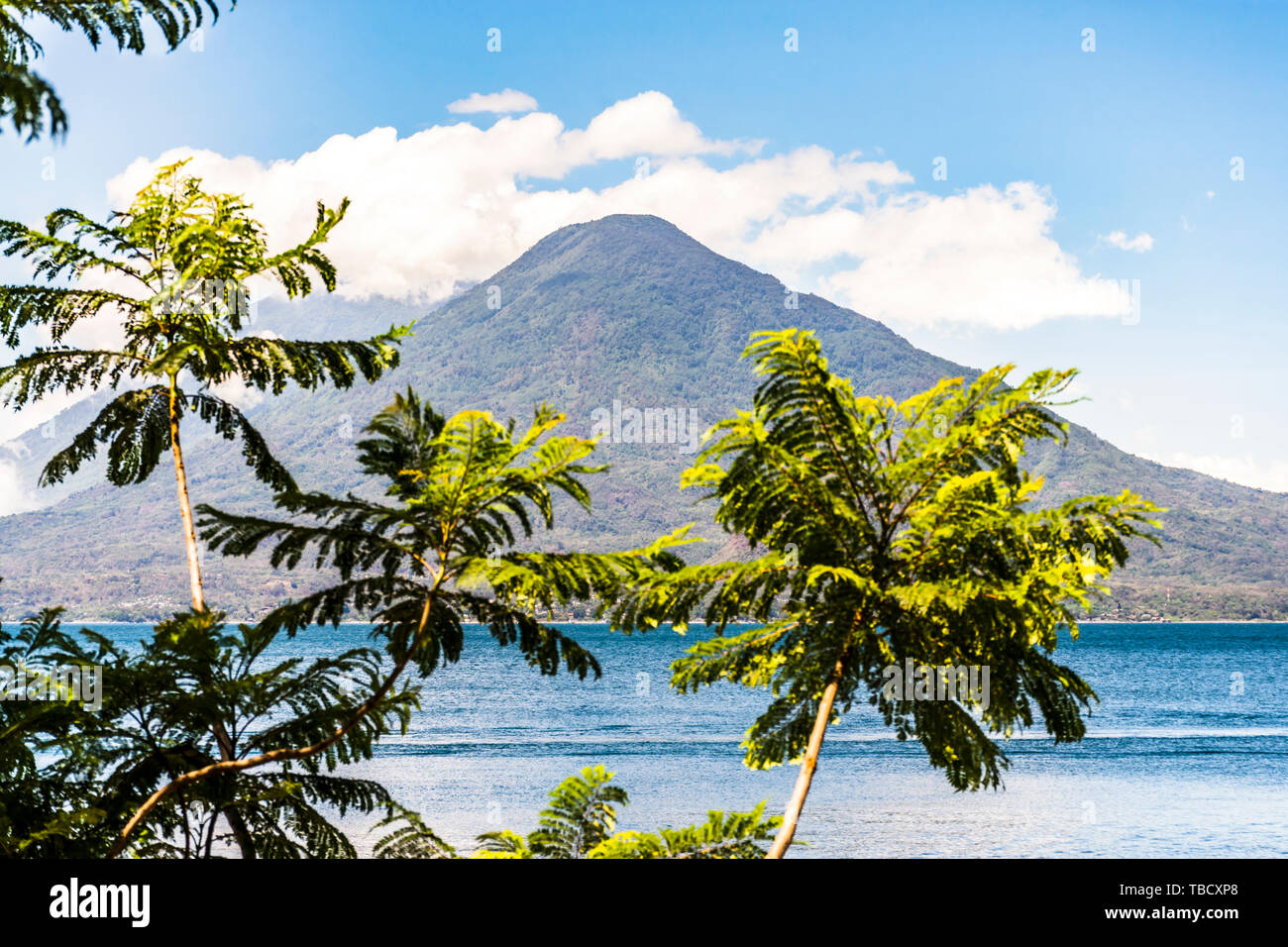 Der Atitlan See mit Toliman Vulkan & Atitlan Vulkan hinter im guatemaltekischen Hochland. Stockfoto