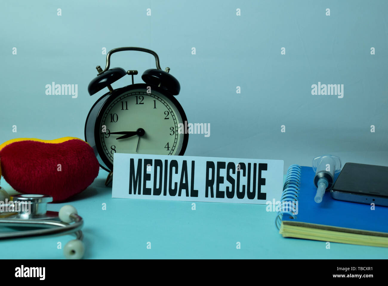 Medizinische Rettung Planung auf dem Hintergrund des Arbeitskreises mit Bürobedarf. Ärzte und medizinisches Konzept Planung auf weißem Hintergrund Stockfoto