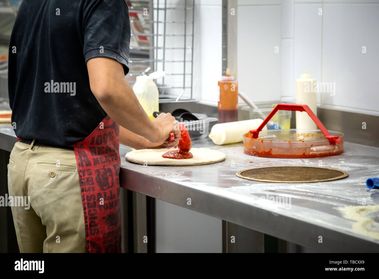 Kochen Teig durch die Hände von Männern in einer Pizza Restaurant Stockfoto