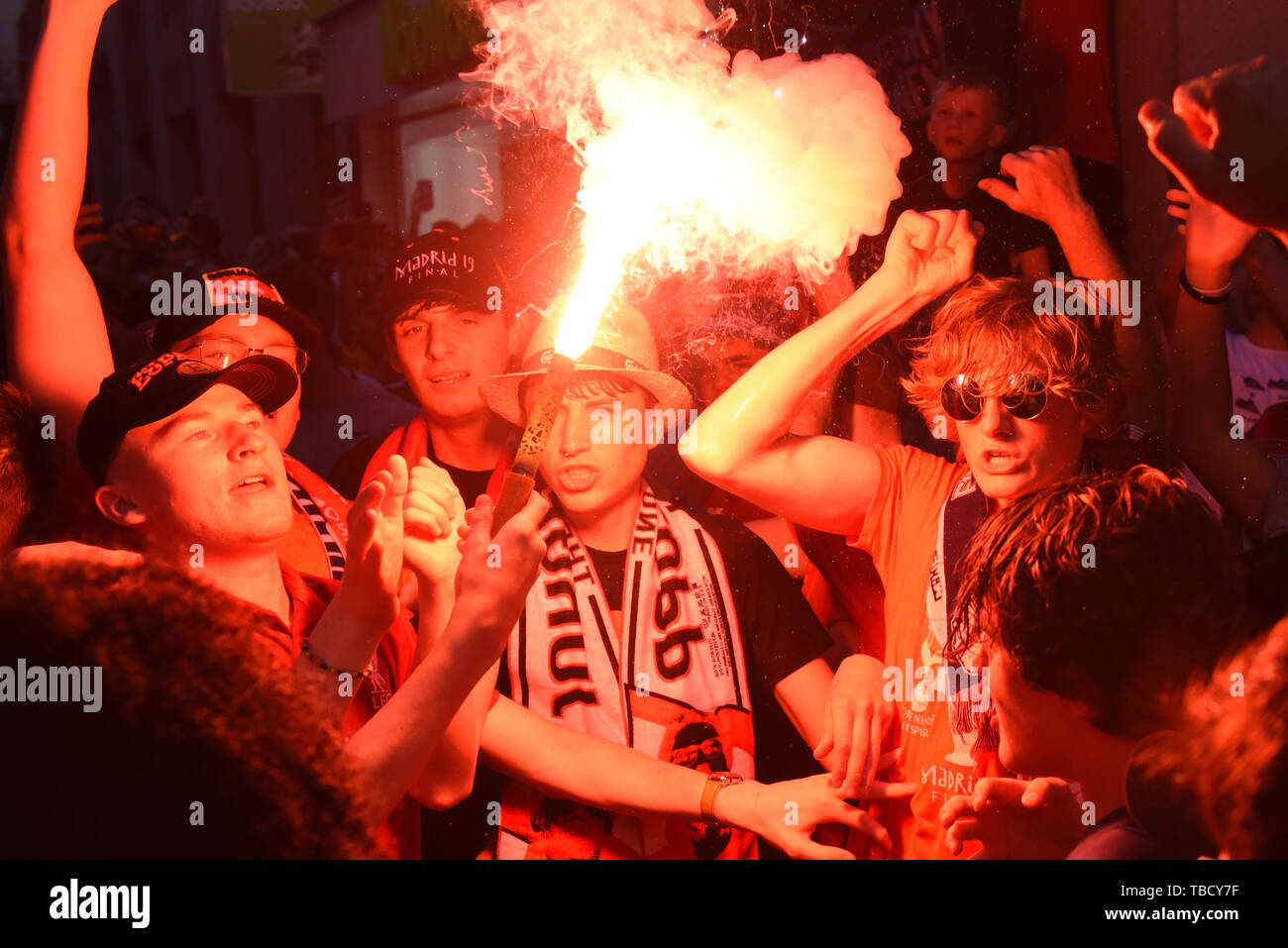 Liverpool fans shout Slogans mit einem brennenden Fackeln in Madrid. Rund 5000 Liverpool Fans versammeln sich im Zentrum von Madrid vor dem Finale der UEFA Champions League zwischen Liverpool F.C. (UK) und Tottenham Hotspur F.C. (UK), die am Samstag, dem 1. Juni 2019 an Wanda Metropolitano Stadion in Madrid. Stockfoto