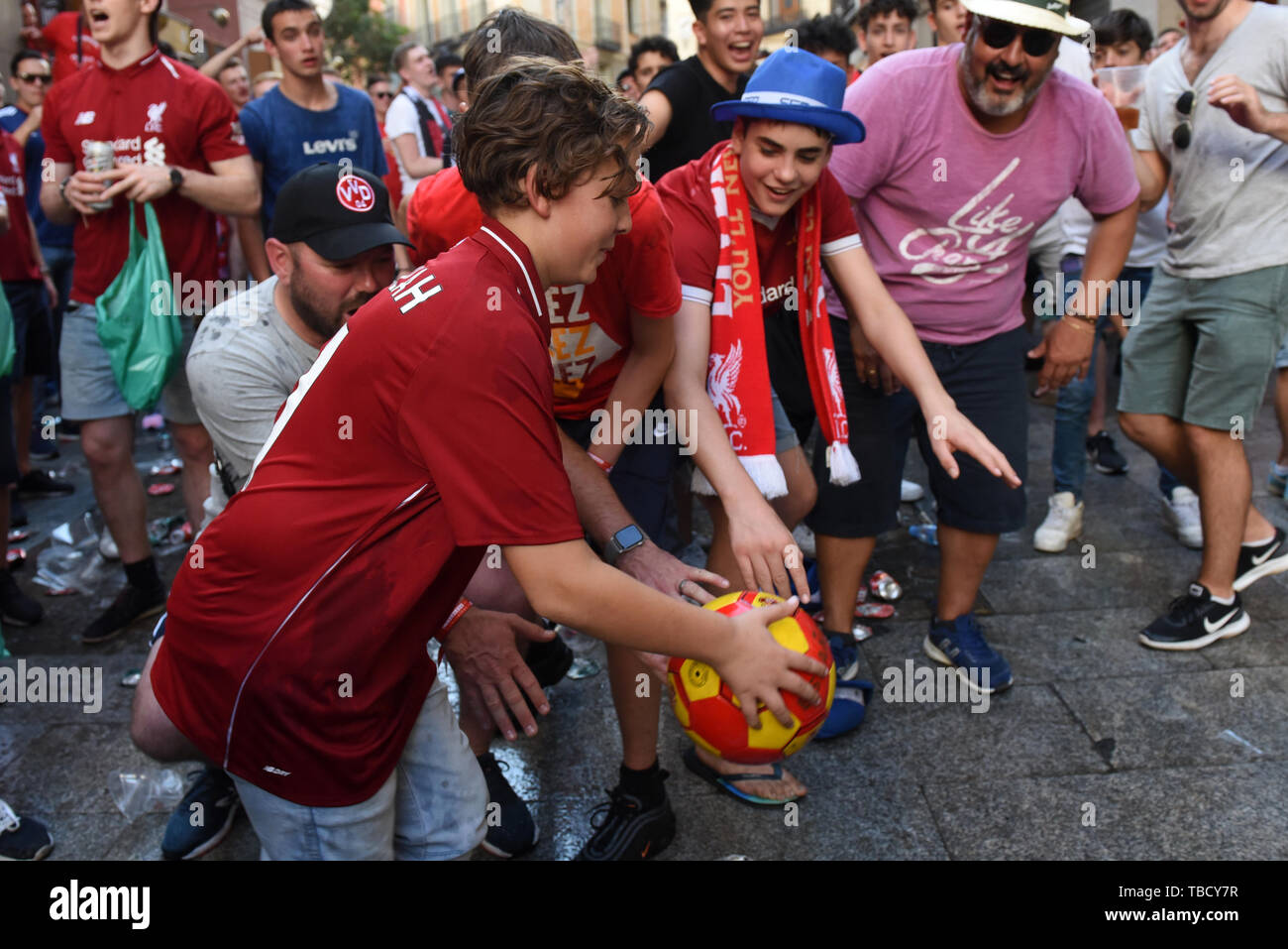 Liverpool Fans spielen mit einem Ball auf der Straße im Zentrum von Madrid. Rund 5000 Liverpool Fans versammeln sich im Zentrum von Madrid vor dem Finale der UEFA Champions League zwischen Liverpool F.C. (UK) und Tottenham Hotspur F.C. (UK), die am Samstag, dem 1. Juni 2019 an Wanda Metropolitano Stadion in Madrid. Stockfoto