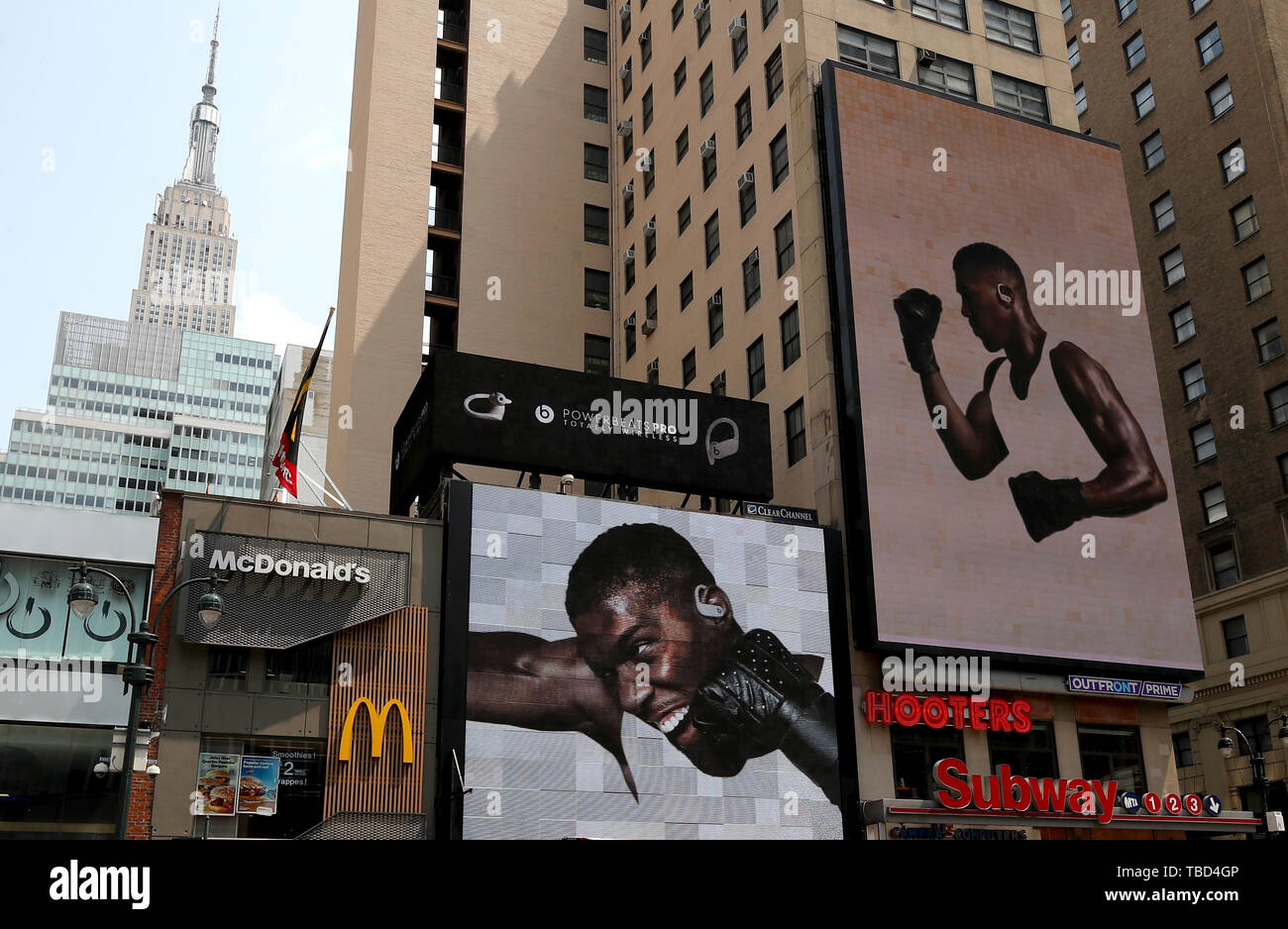 Anthony Josua ist auf einer Anschlagtafel Werbung Kopfhörer vor dem Empire State Building, New York. Stockfoto