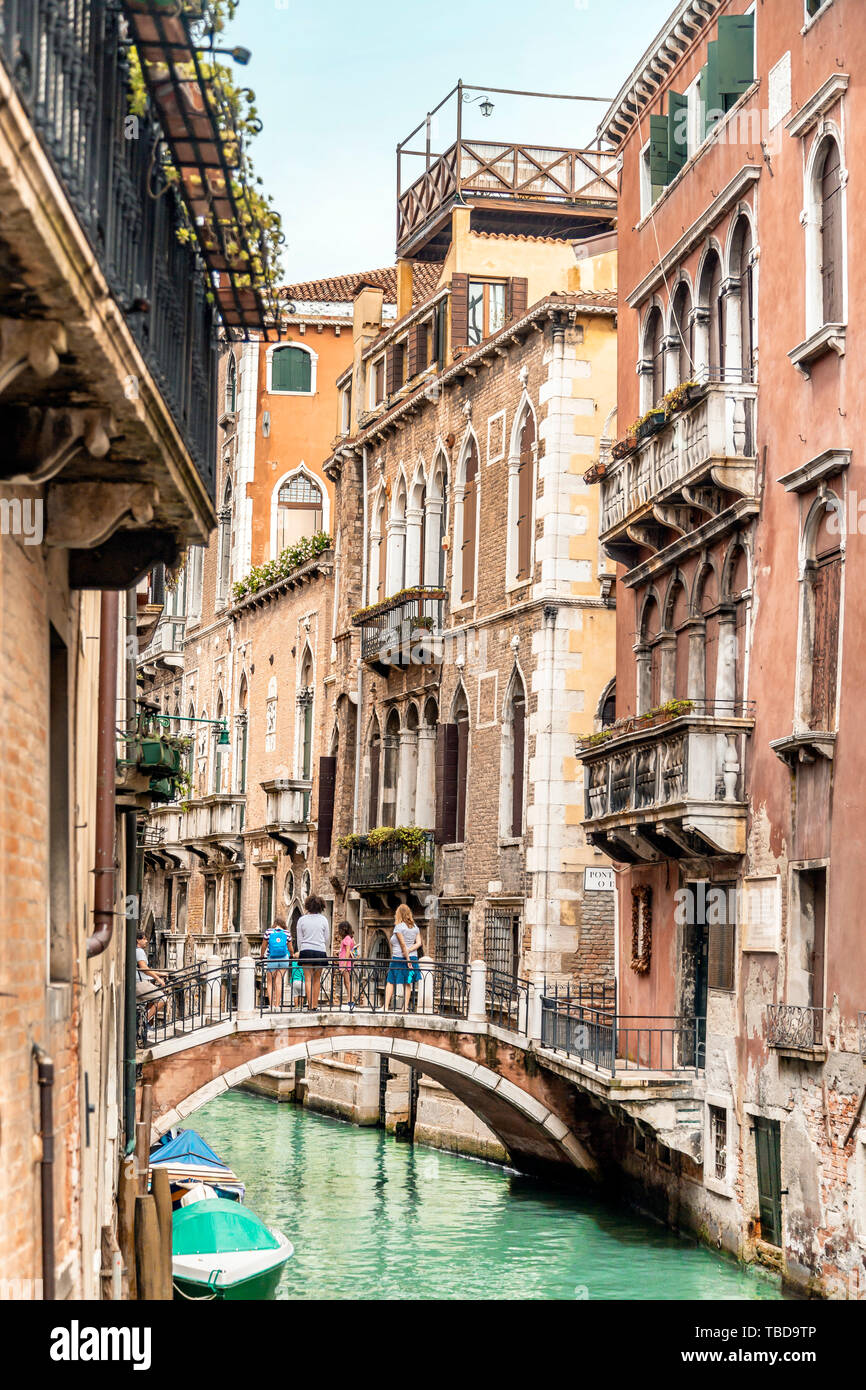Alten Kanal mit Booten und Brücke in Venedig, Italien. Straße mit alten italienischen Architektur von Venedig Stockfoto