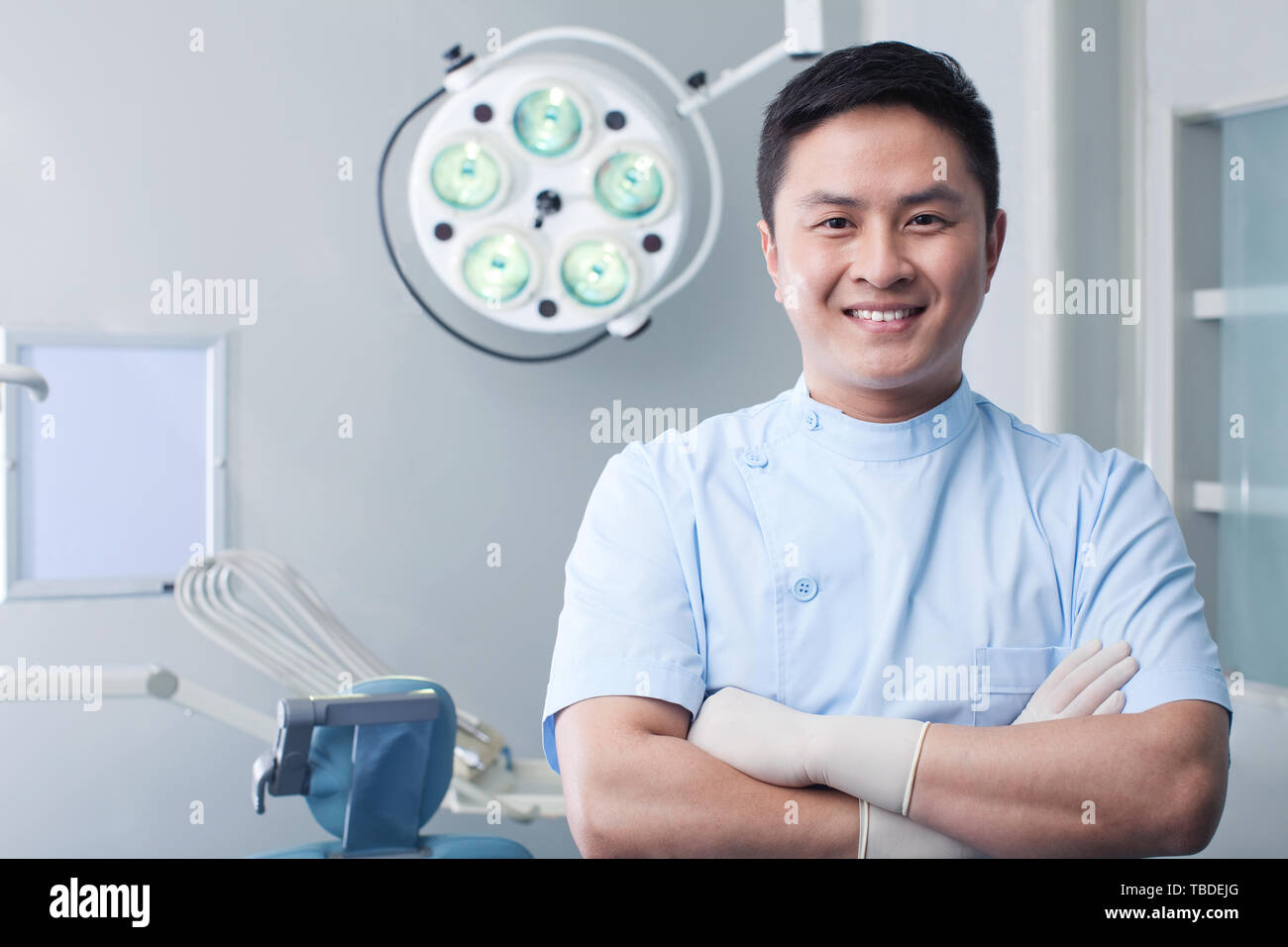 Ärzte behandeln Zähne mit Patienten in der Klinik Stockfoto