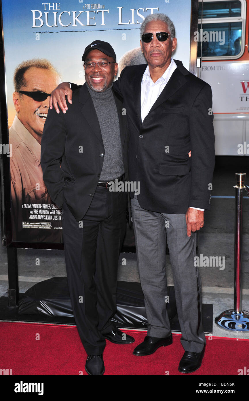 LOS ANGELES, Ca. Dezember 16, 2007: Morgan Freeman & Sohn Alfonso Freeman am Los Angeles Premiere seines neuen Films "The Bucket List" im Cinerama Dome, Hollywood. © 2007 Paul Smith/Featureflash Stockfoto