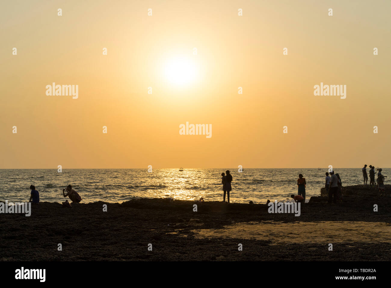 Anjuna, Goa/Indien - 04 03 2019, schöne Anjuna Beach im Norden von Goa, Indien. Beliebte strand ferien Destination in Goa. Die Leute am Strand. Stockfoto