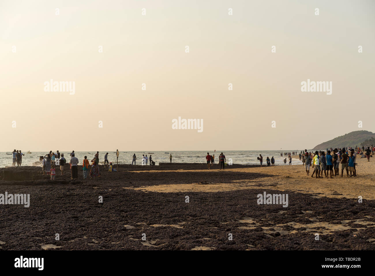 Anjuna, Goa/Indien - 04 03 2019, schöne Anjuna Beach im Norden von Goa, Indien. Beliebte strand ferien Destination in Goa. Die Leute am Strand. Stockfoto