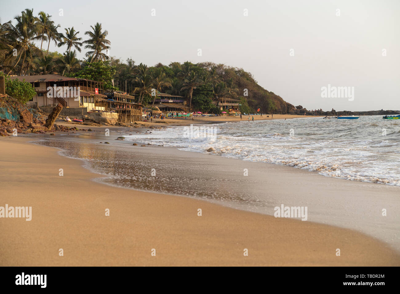 Anjuna, Goa/Indien - 04 03 2019, schöne Anjuna Beach im Norden von Goa, Indien. Beliebte strand ferien Destination in Goa. Die Leute am Strand. Stockfoto