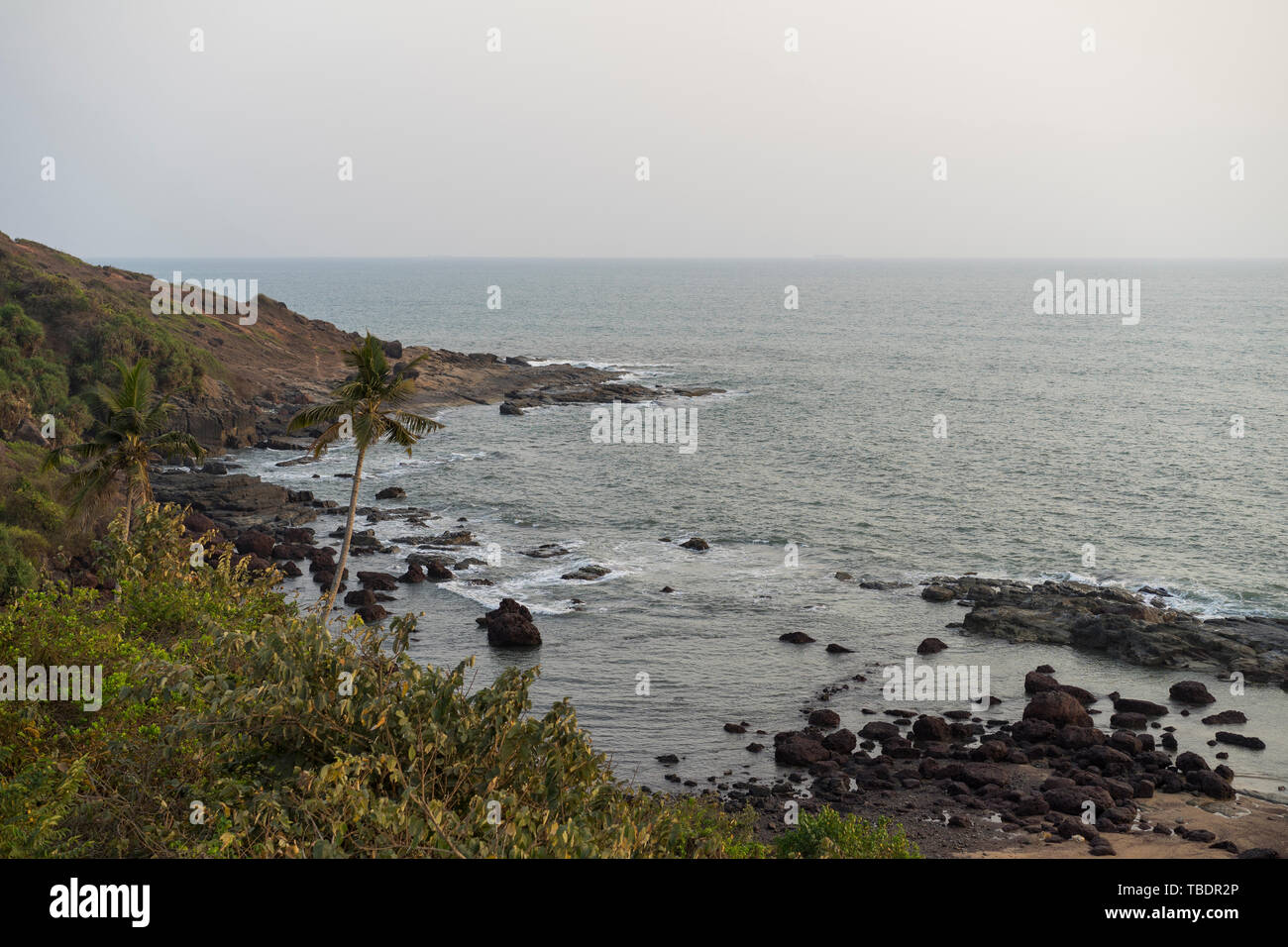 Schöne Anjuna Beach im Norden von Goa, Indien. Beliebte strand ferien Destination in Goa. Stockfoto