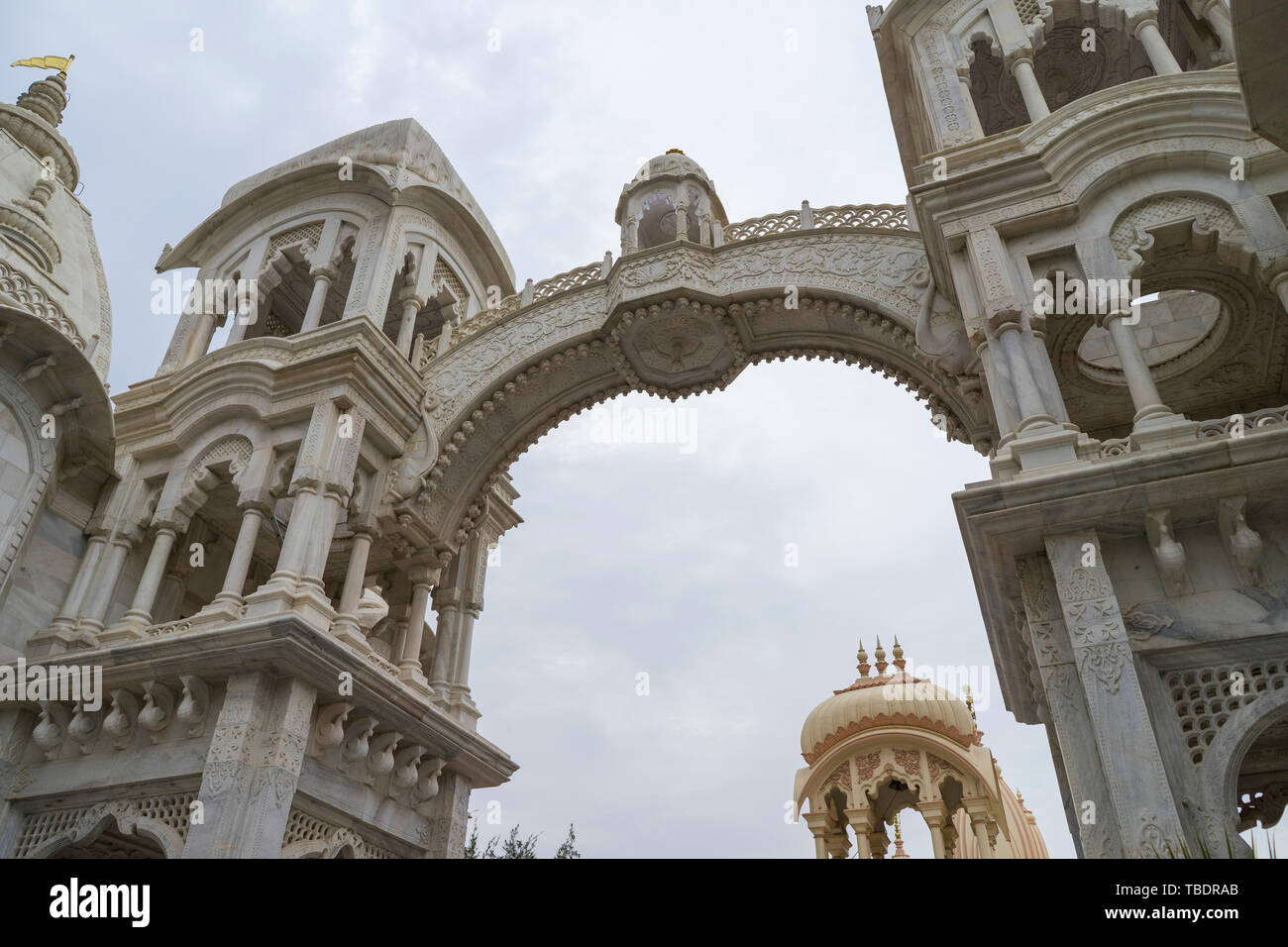 Mathura, Uttar Pradesh/Indien - 04. 16. 2019, schöne Gebäude und Architektur von ISKCON Tempel Sri Krishna Mandir Balaram. Stockfoto