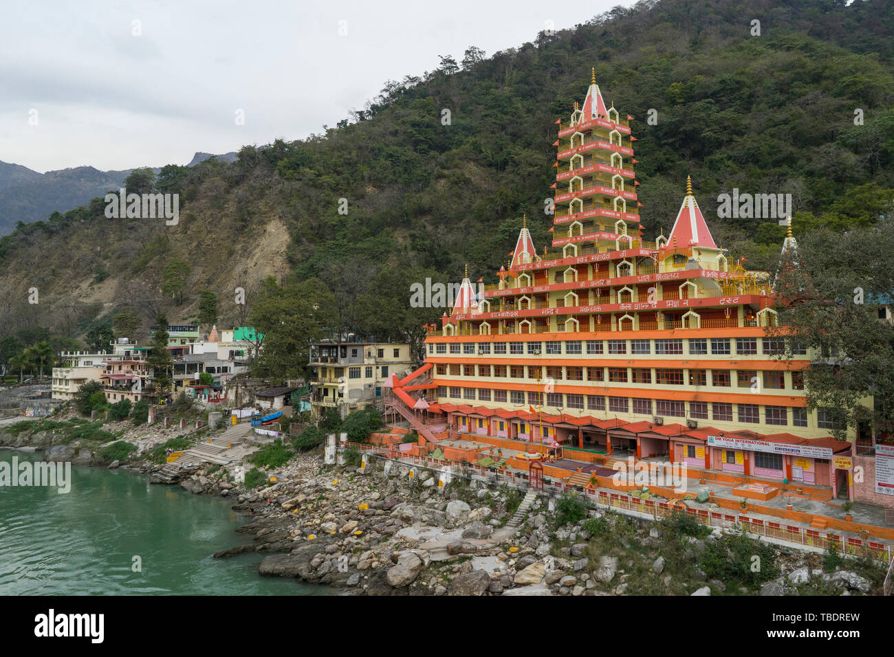 Rishikesh, Uttarakhand/Indien - 03 12 2019, die geistliche Stadt von Yoga und Meditation in der Nähe des Flusses Ganges in Indien. Stockfoto