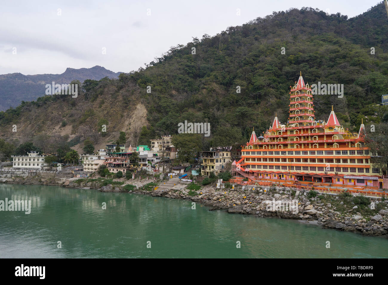 Rishikesh, Uttarakhand/Indien - 03 12 2019, die geistliche Stadt von Yoga und Meditation in der Nähe des Flusses Ganges in Indien. Stockfoto