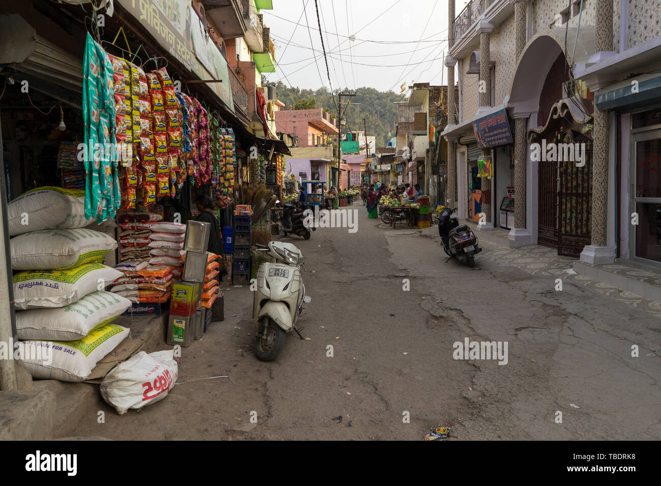 Rishikesh, Uttarakhand/Indien - 03 12 2019, die geistliche Stadt von Yoga und Meditation in der Nähe des Flusses Ganges in Indien. Stockfoto