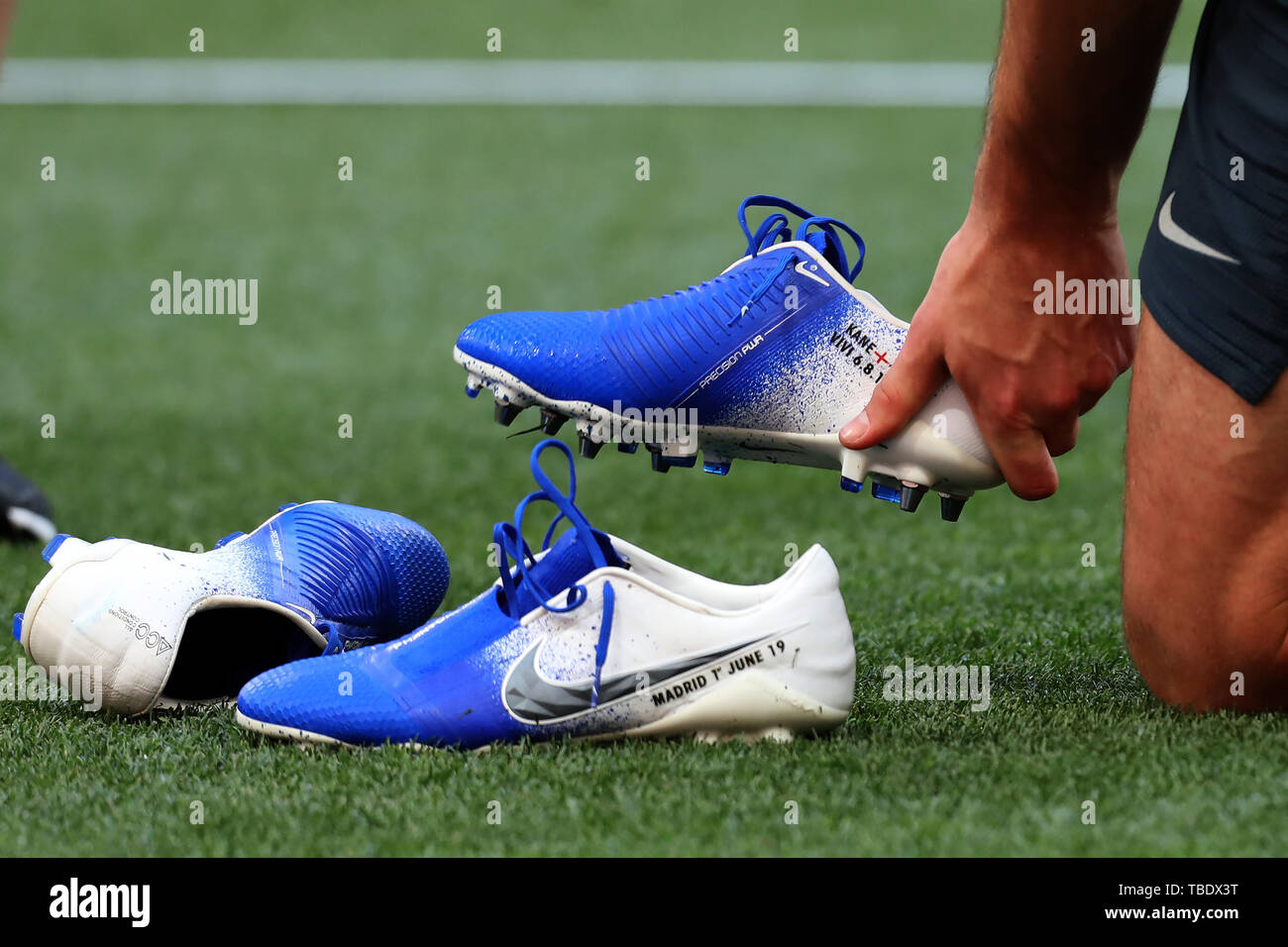 31. Mai 2019; Wanda Metropolitano Stadion, Madrid, Spanien; Finale der UEFA Champions League für Tottenham Hotspur; Harry Kane von Tottenham Hotspur ändert seine Stiefel während des Trainings Stockfoto