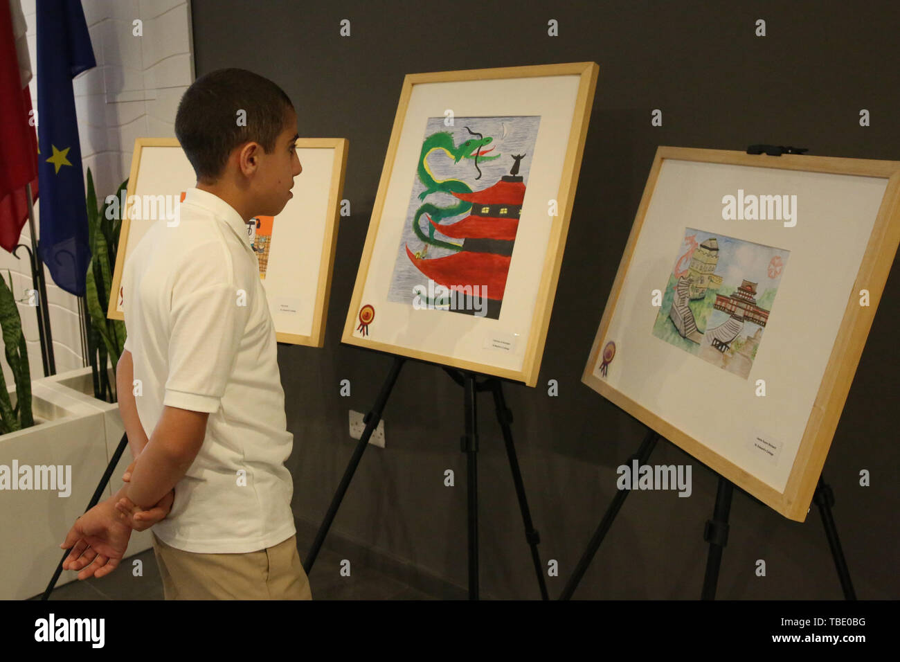 Floriana, Malta. 31. Mai, 2019. Ein Student Ansichten ein Gemälde in einer Ausstellung ausgewählter Werke der 11. Ausgabe des Kinder Kunst Wettbewerb in Malta mit dem Titel "Imagining China" in Floriana, Malta, 31. Mai 2019. Die 11. Ausgabe des Kinder Kunst Wettbewerb in Malta mit dem Titel "Imagining China" hier am Freitag geschlossen. Insgesamt 124 Werke der Kunst waren in der Konkurrenz von sieben Schulen, die von 5. bis 8. Klasse Schüler vorgelegt. Credit: Yuan Yun/Xinhua/Alamy leben Nachrichten Stockfoto