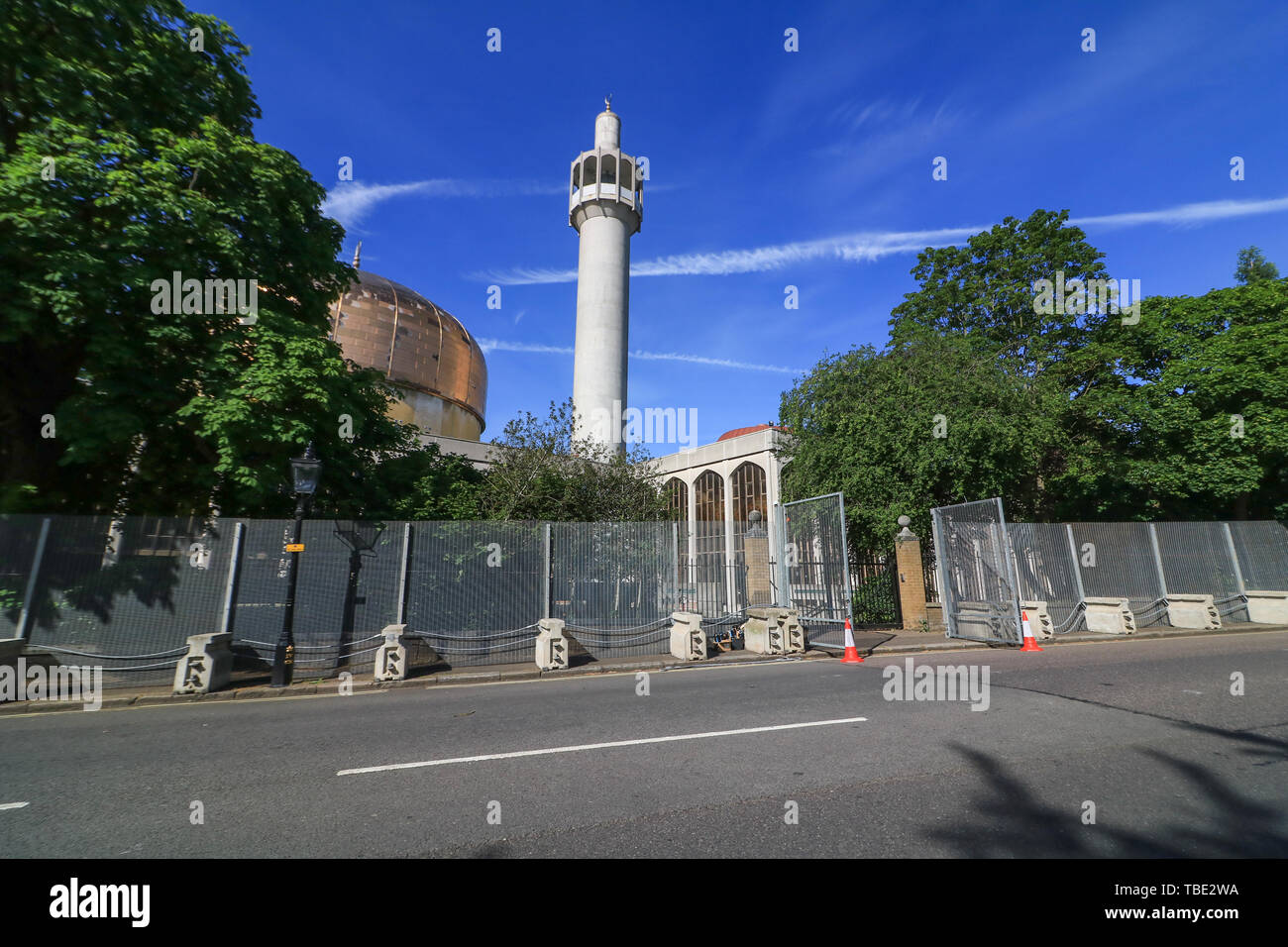 London, Großbritannien. 1. Juni 2019. Das Minarett des Regent's Park Moschee gesehen neben Sicherheit Zäune, um Winfield Haus Residenz des Botschafters der Vereinigten Staaten von Amerika im Regent's Park vor dem Staatsbesuch von Präsident Donald Trump Credit installiert wurden: Amer ghazzal/Alamy leben Nachrichten Stockfoto