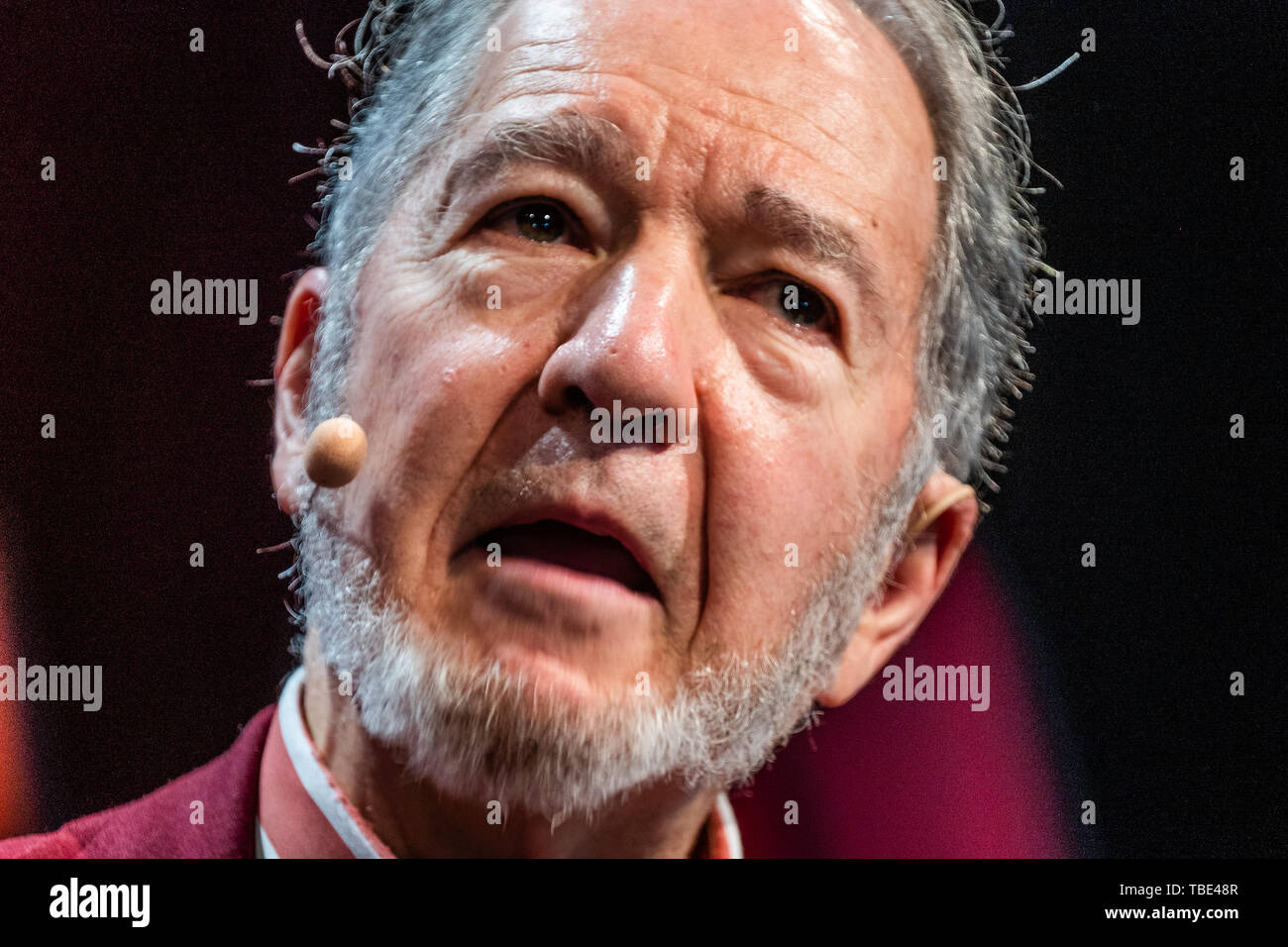 Die Hay Festival, Heu auf Wye, Wales, Großbritannien, Samstag, 01. Juni 2019. JARED DIAMOND, Amerikanische Geograph, Historiker und Autor am besten bekannt für seine populärwissenschaftlichen Bücher Der dritte SCHIMPANSE (1991); Waffen, Keime, und Stahl (1997, das war ein mit dem Pulitzer-Preis ausgezeichnet); Kollaps (2005); und die Welt bis Gestern (2012). Auf der Bühne im Jahr 2019 Hay Festival Das Festival, der nun in seinem 32. Jahr, jährlich in der kleinen Stadt von Heu auf Wye an der Grenze zu Wales - England gehalten, zieht die besten Schriftsteller, Politiker und Intellektuelle aus der ganzen Welt für 10 Tage von Gesprächen und Diskussionen, Cel Stockfoto