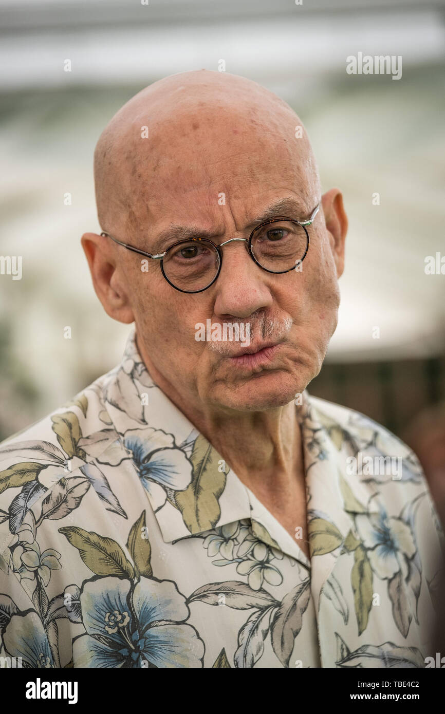 Die Hay Festival, Heu auf Wye, Wales, Großbritannien, Samstag, 01. Juni 2019. Lee Earle "James Ellroy, ikonischen amerikanischen Kriminalromane, Schriftsteller und Essayist. Renommierte fo seine Prosa Schweinestall, der nur kurzen, abgehackten Sätzen. Das Erscheinen an der2019 Hay Festival. Das Festival, der nun in seinem 32. Jahr, jährlich in der kleinen Stadt Heu am Wye an der Grenze zu Wales - England, zieht die besten Schriftsteller, Politiker und Intellektuelle aus der ganzen Welt für 10 Tage von Gesprächen und Diskussionen, feiern die Besten des geschriebenen Wortes und kritische Debatte Foto © Keith Morris/Alamy leben Nachrichten Stockfoto