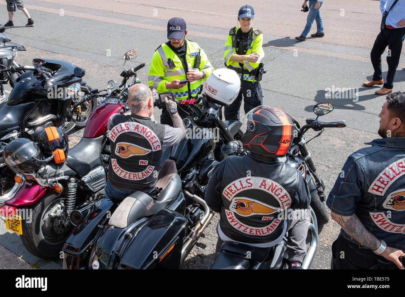 Brighton, UK. Samstag, den 1. Juni 2019. Eine Gruppe von Hells Angels wurden von der Polizei angehalten und durchsucht, während die 22 Meile Messe fahren Samstag von Pease Pottage nach Brighton zum 50jährigen Jubiläum des Clubs in Großbritannien bei Madeira drive Brighton, © Jason Richardson/Alamy leben Nachrichten Stockfoto