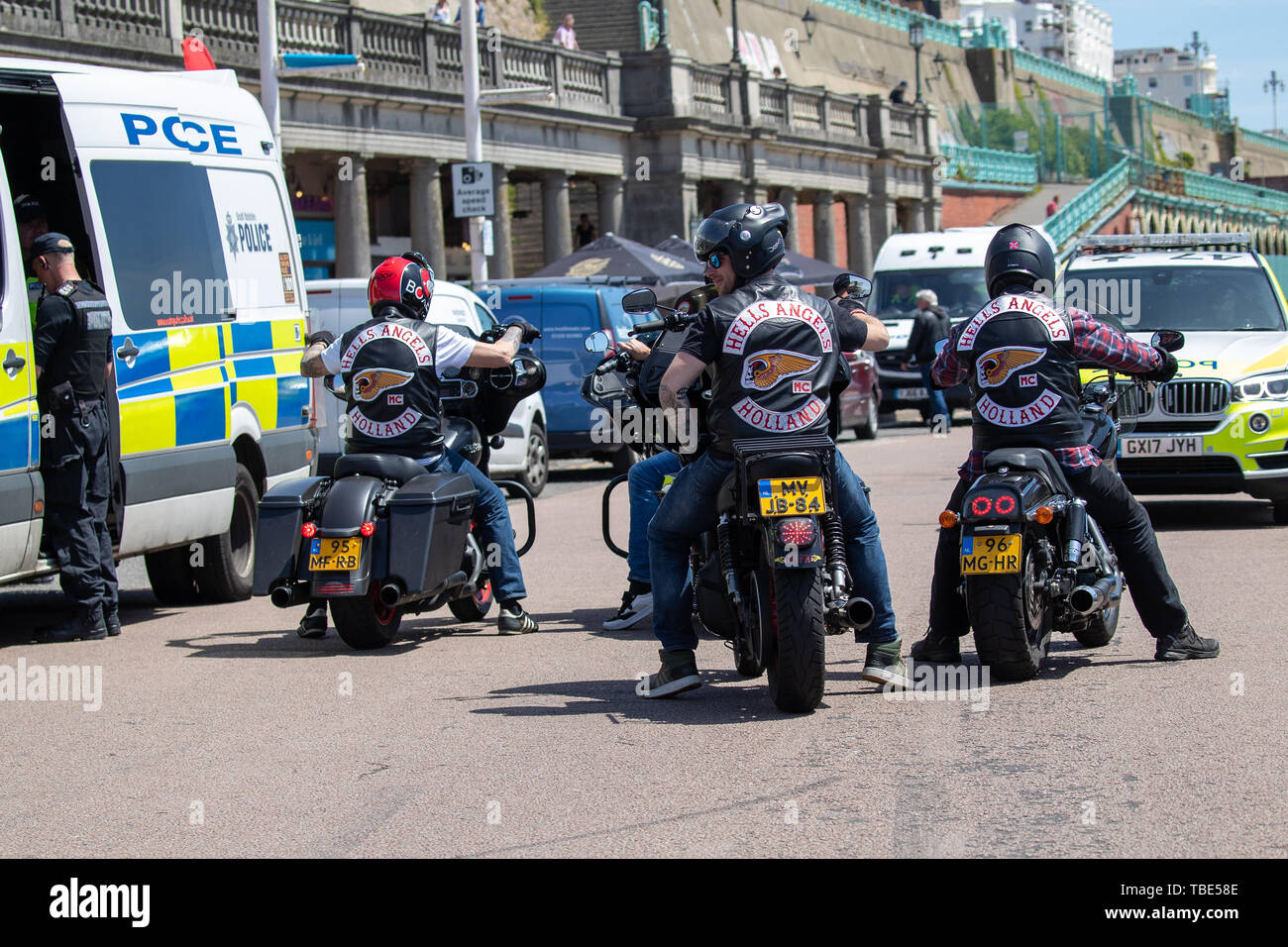 Brighton, UK. Samstag, den 1. Juni 2019. Eine Gruppe von Hells Angels wurden von der Polizei angehalten und durchsucht, während die 22 Meile Messe fahren Samstag von Pease Pottage nach Brighton zum 50jährigen Jubiläum des Clubs in Großbritannien bei Madeira drive Brighton, © Jason Richardson/Alamy leben Nachrichten Stockfoto