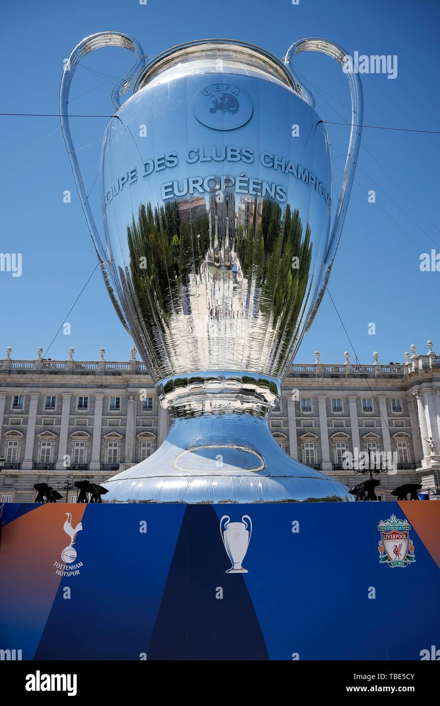 Madrid, Spanien. 01 Juni, 2019. Eine allgemeine Ansicht eines riesigen UEFA Champions League vor dem Königlichen Palast vor der UEFA Champions League Finale zwischen den Tottenham Hotspur und Liverpool an Wanda Metropolitano am 1. Juni 2019 in Madrid, Spanien. (Foto von Daniel Chesterton/phcimages.com) Credit: PHC Images/Alamy Live News Credit: PHC Images/Alamy leben Nachrichten Stockfoto