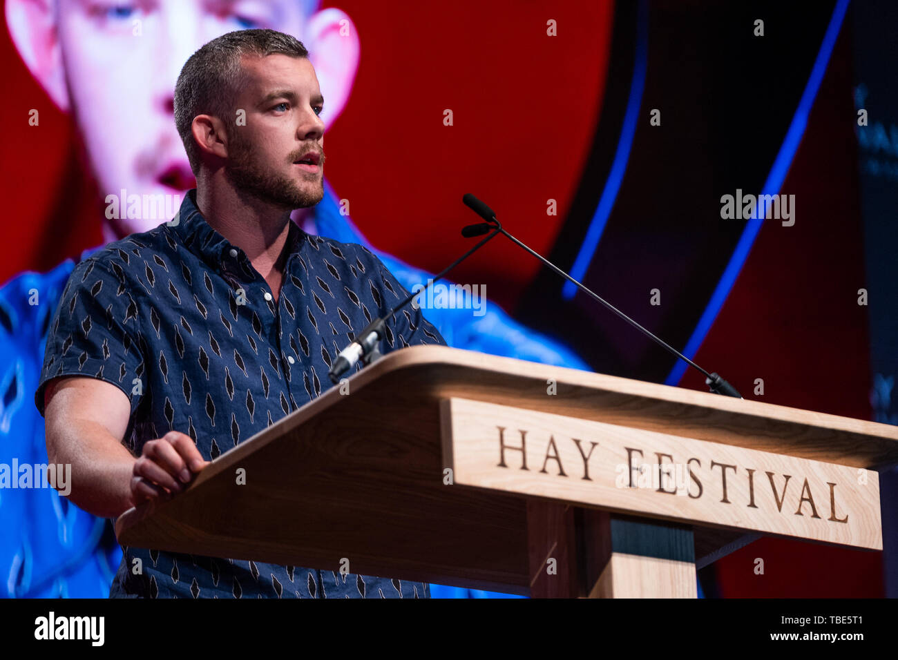 Die Hay Festival, Heu auf Wye, Wales, Großbritannien, Samstag, 01. Juni 2019. Russell Tovey englischer Schauspieler, am besten bekannt für die Rolle der Werwolf George Sands in der BBC mit übernatürlichen drama Menschen. Die Teilnahme an der PEECHES, DASS DIE WELT - LIVE LESUNGEN' geändert, feiert die Überzeugungskraft und Wörter in einer Reihe von Reden aus der ganzen Welt und quer durch die Jahrhunderte. Das Festival, der nun in seinem 32. Jahr, jährlich in der kleinen Stadt Heu am Wye an der Grenze zu Wales - England, zieht die besten Schriftsteller, Politiker und Intellektuelle aus der ganzen Welt für 10 Tage Gespräche Stockfoto