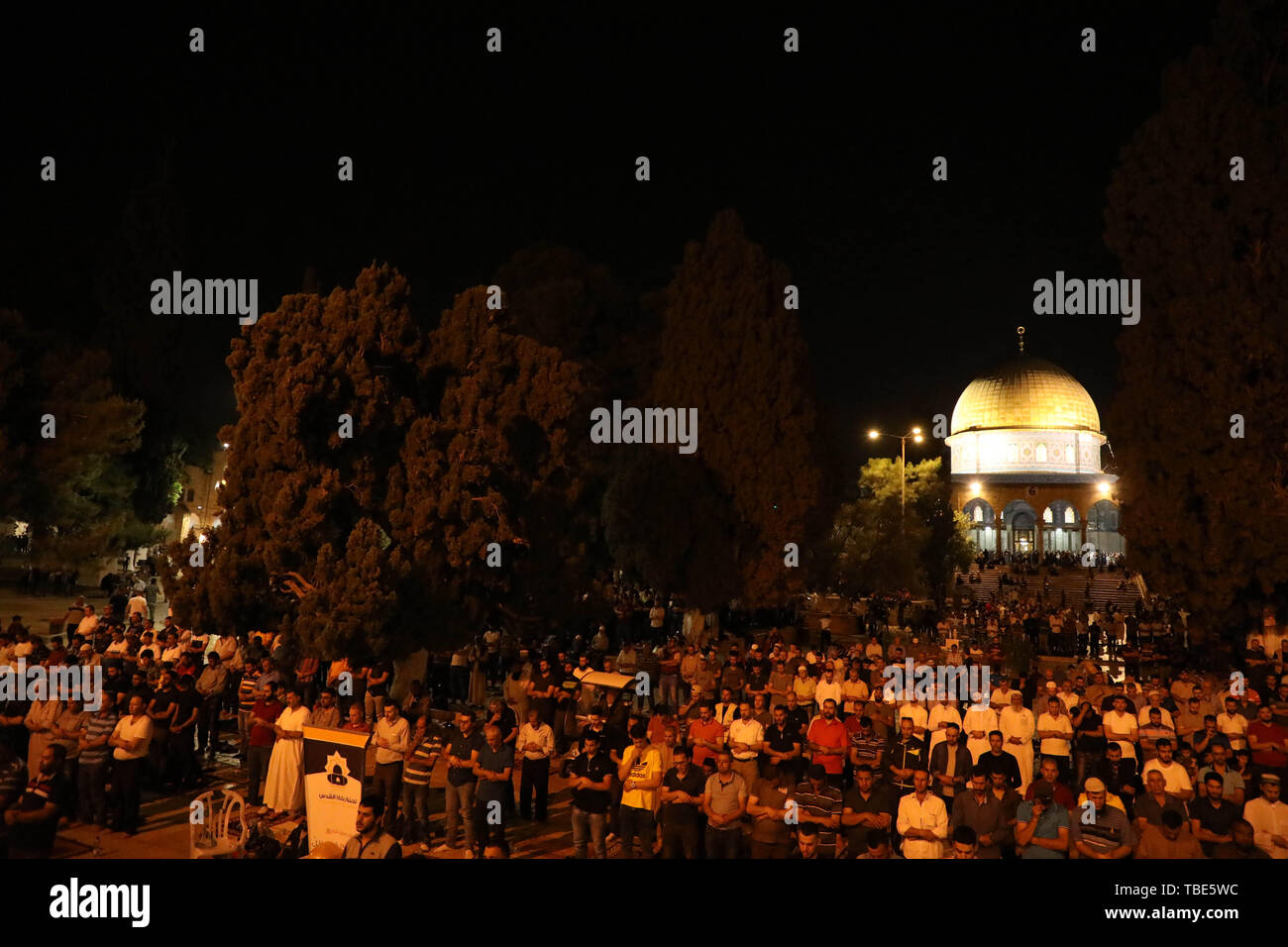 Mai 30, 2019 - erusalem vom 31. Mai 2019. Palästinensische Muslime beten außerhalb der Al-Aqsa Moschee in Jerusalem zu gedenken Laylat al-Qadr. Im Islam Laylat al-Qadr, die am vierten Freitag im Monat Ramadan fällt, ist die Nacht, in der der Koran dem Propheten Mohammed zum ersten Mal offenbart wurde. Palästinenser nahmen an der Gebete in der Al-Aksa-Moschee, das ist die Welt der heiligsten Ort nach Mekka und Medina im Islam, trotz knapper israelische Sicherheit in Ost-Jerusalem und rund um die Altstadt Verbindung von al-Haram al-Sharif (Credit Bild: © Mohammed Turabi/IMAGESLIVE v Stockfoto