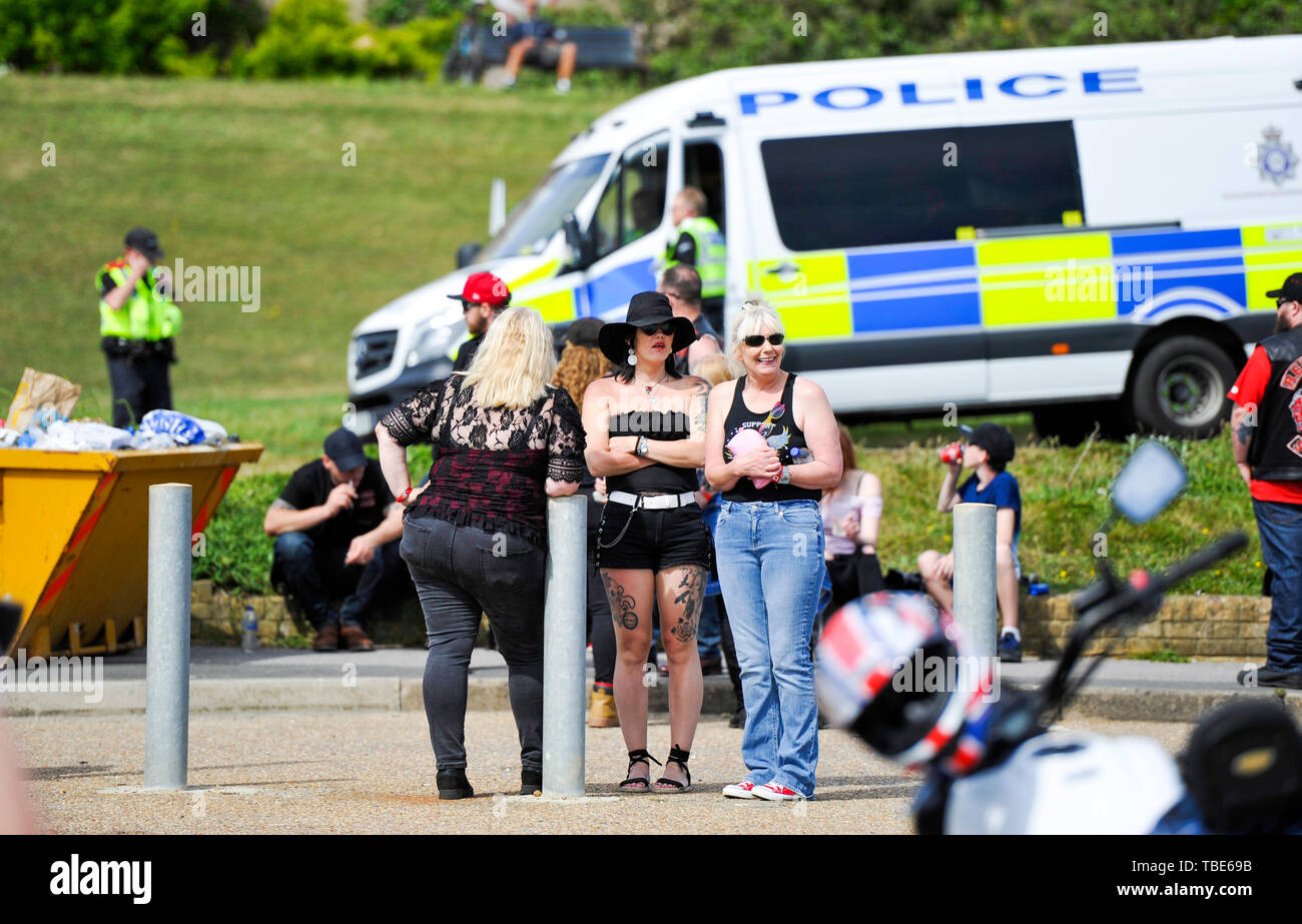 Brighton UK vom 1. Juni 2019 - Frauen melden Sie Hunderte von Hells Angels, wie sie auf dem Brighton Seafront als Teil der Vereine 50-Jahr-Feier Wochenende versammeln. Über 3000 Biker aus der ganzen Welt versammelten sich in Surrey, bevor Sie heute nach Brighton. Foto: Simon Dack/Alamy leben Nachrichten Stockfoto