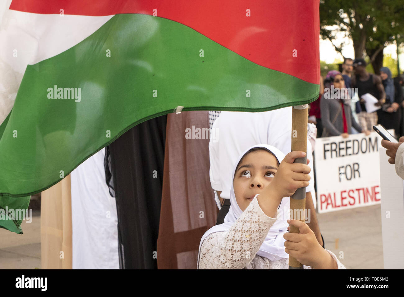 Atlanta, Georgia, USA. 31. Mai, 2019. Eine Gruppe von pro-palästinensischen Demonstranten vor dem CNN Center in Atlanta gesammelt für ein Ende der israelischen Besatzung Palästinas zu nennen. Der Protest ist eine jährliche Veranstaltung am letzten Freitag des Ramadan gehalten. Quelle: Steve Eberhardt/ZUMA Draht/Alamy leben Nachrichten Stockfoto