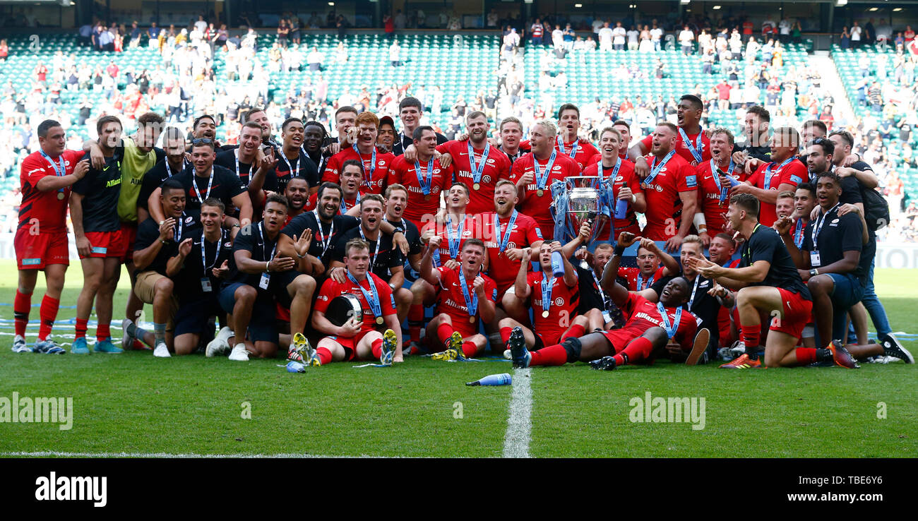 LONDON, Vereinigtes Königreich. 01 Juni, 2019. Sarazenen feiern mit Trophäe während Gallagher Premiership Rugby Finale zwischen Exeter Chiefs und Sarazenen in Twickenham Stadium, London, am 01. Juni 2019 Credit: Aktion Foto Sport/Alamy leben Nachrichten Stockfoto