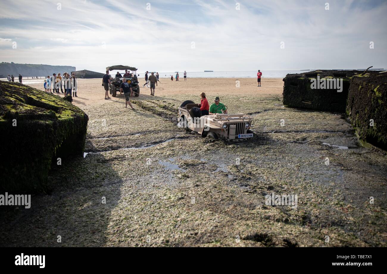 Frankreich. 01. Juni 2019, France (Frankreich), Arromanches-Les-Bains: ein Jeep fuhr in den Schlamm an Gold Strand zwischen den Resten der ehemaligen Hafen. Nach der Landung der alliierten Truppen im Zweiten Weltkrieg, einer der zwei künstliche Häfen (Mulberry B) gebaut wurde an der Küste von Arromanches-les-Bains, durch die Truppen und liefert an Land gebracht wurden. 06.06.2019 ist der 75. Jahrestag der Landung der alliierten Truppen in der Normandie (D-Day). Foto: Kay Nietfeld/dpa Stockfoto
