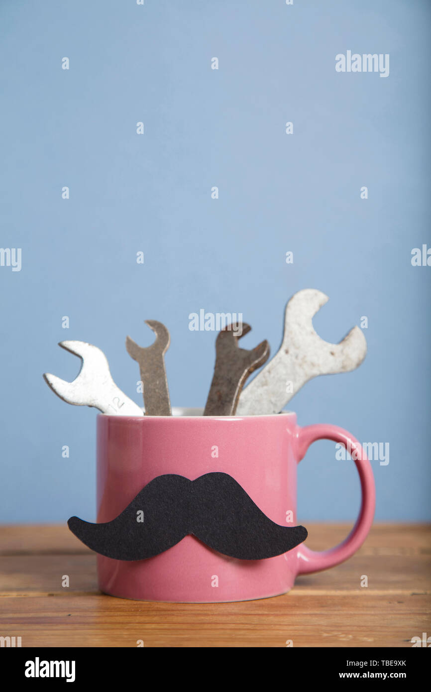 Vatertag Hintergrund. Kaffeebecher mit Tools und einen Schnurrbart Stockfoto