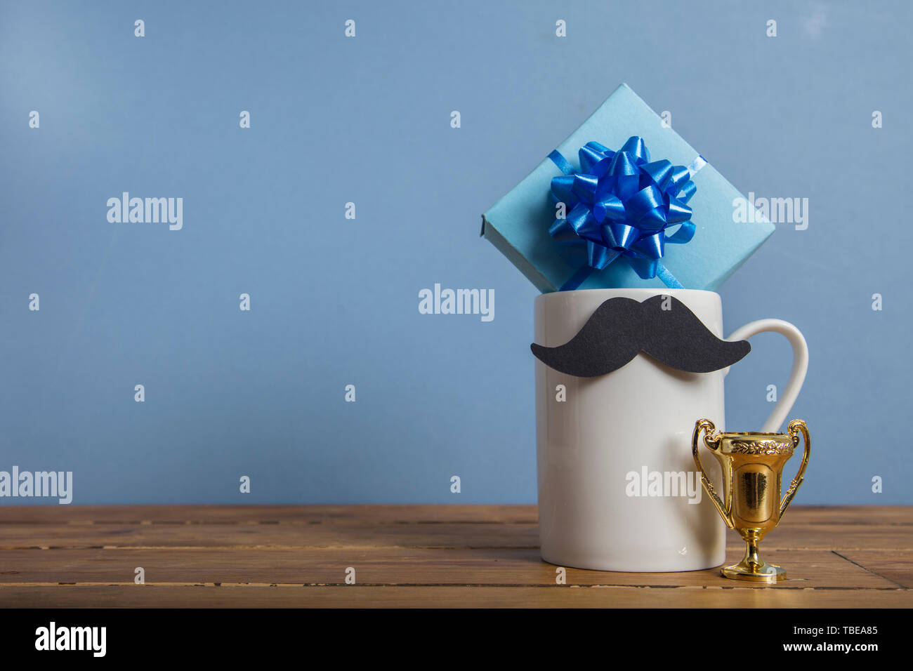 Vatertag Geschenk mit einem Kaffeebecher und Papier Schnurrbart Stockfoto
