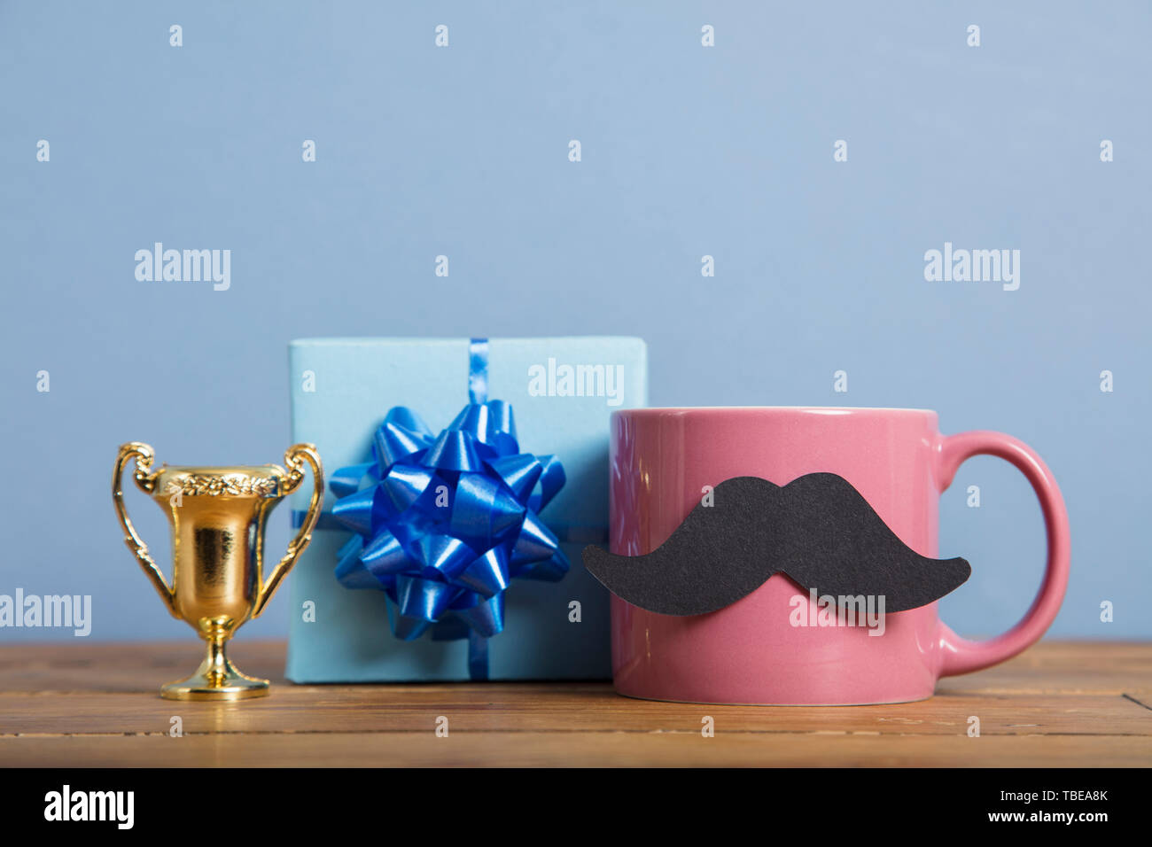 Vatertag Geschenk mit einem Kaffeebecher und Papier Schnurrbart Stockfoto