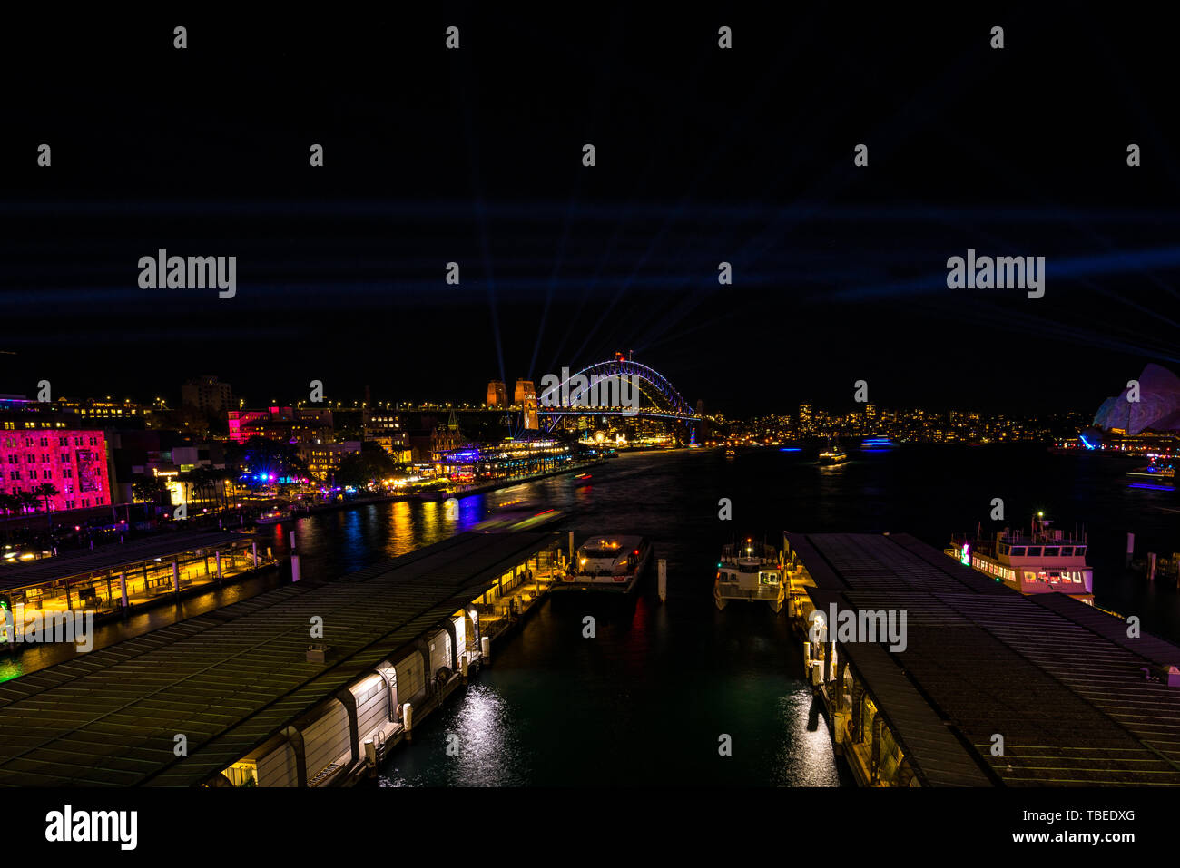 Hafen von Sydney bei Nacht während der beliebte jährliche Licht Festival, lebendig. Stockfoto