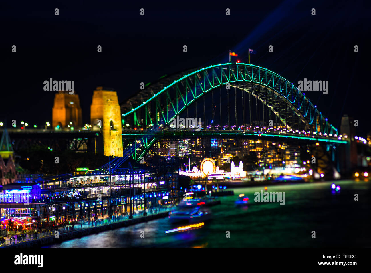 Hafen von Sydney bei Nacht während der beliebte jährliche Licht Festival, lebendig. Stockfoto