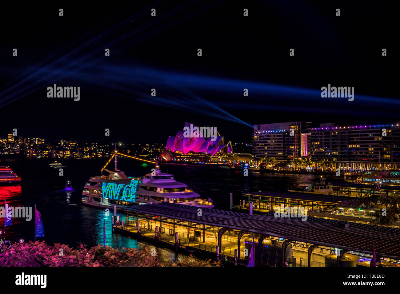 Hafen von Sydney bei Nacht während der beliebte jährliche Licht Festival, lebendig. Stockfoto