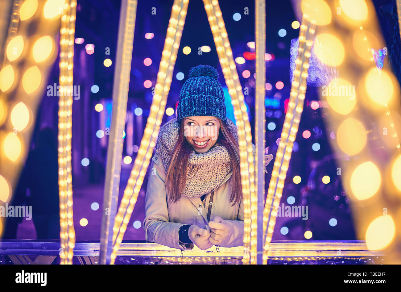 Porträt einer jungen Frau im Winter Kleidung genießen Weihnachten Beleuchtung in Vigo Stockfoto