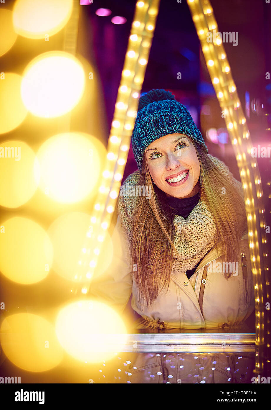 Porträt einer jungen Frau im Winter Kleidung genießen Weihnachten Beleuchtung in Vigo Stockfoto