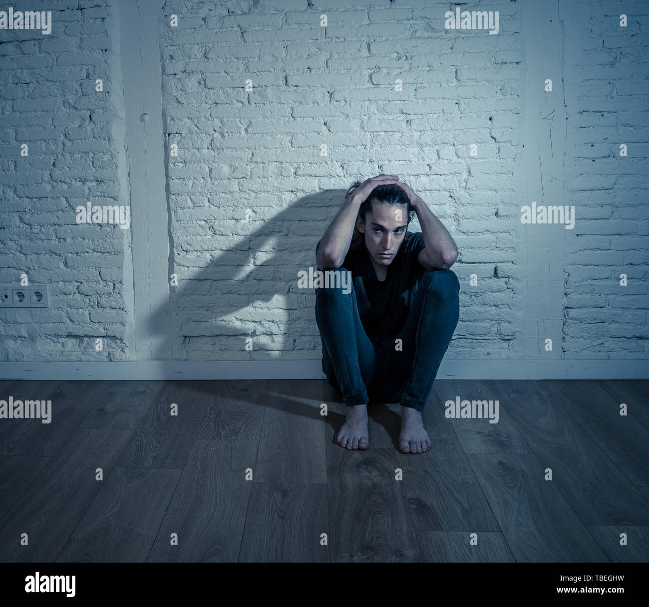 Verwüstet gedrückt tausendjährigen Mann weinen traurige Gefühl verletzt leiden Depressionen. Jugendlicher Opfer von Mobbing einsam und allein deprimiert, wenn Ho Stockfoto