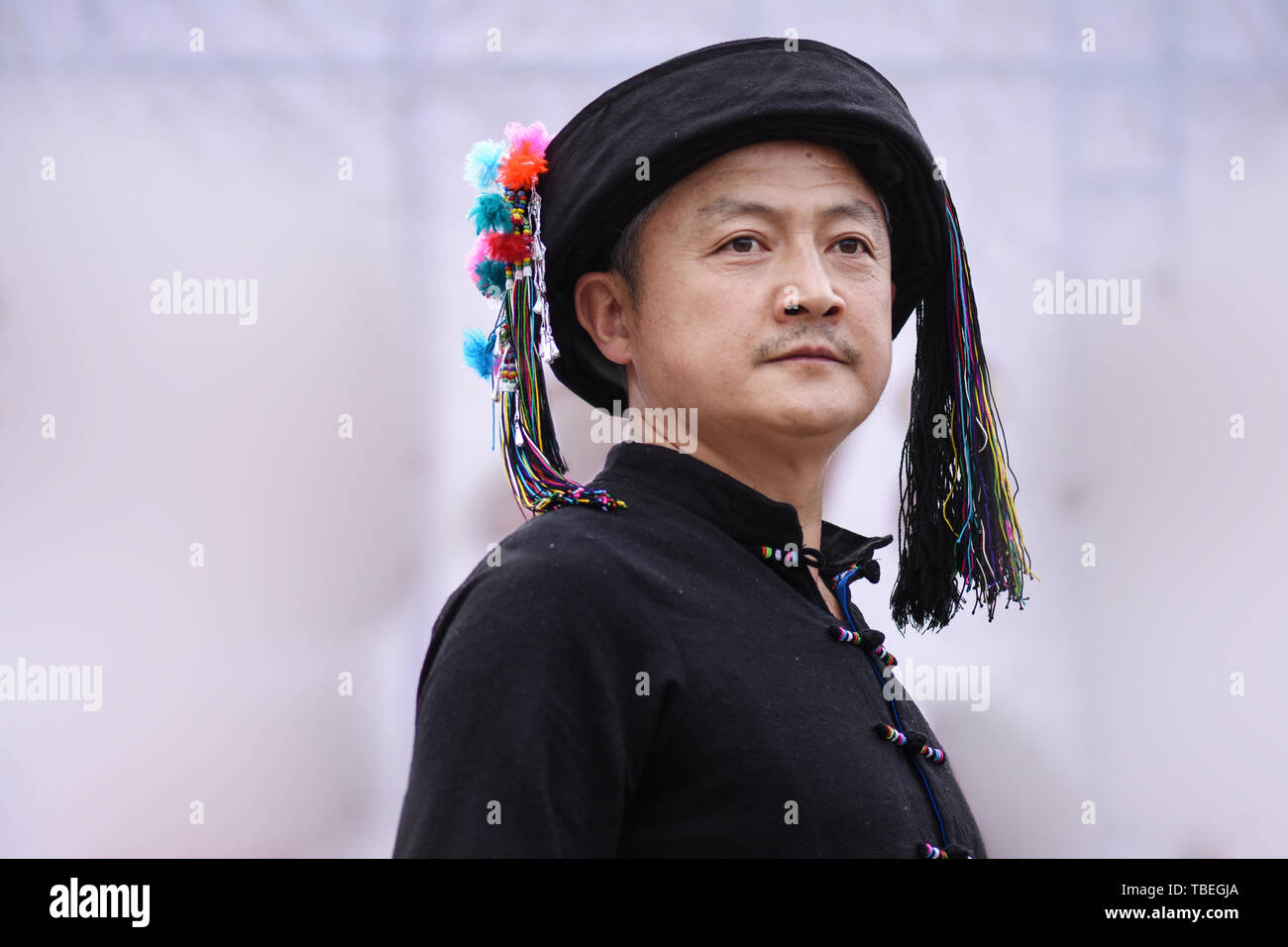 Am 9. Juni 2018 gefilmt, die Szene des Geheimen Umgebung Lehrer Zong. Non-Heritage gemeinsame Ausstellung in Shizong County, Provinz Yunnan, schöne nationale Kopfbedeckungen. Stockfoto