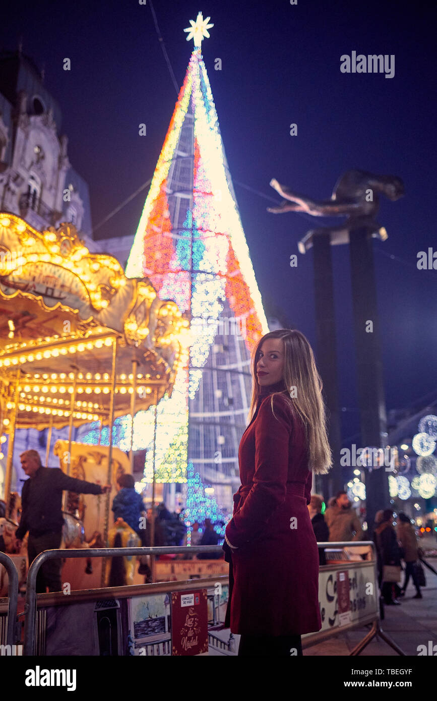 Junge Frau genießen Weihnachten Beleuchtung in Vigo Stockfoto
