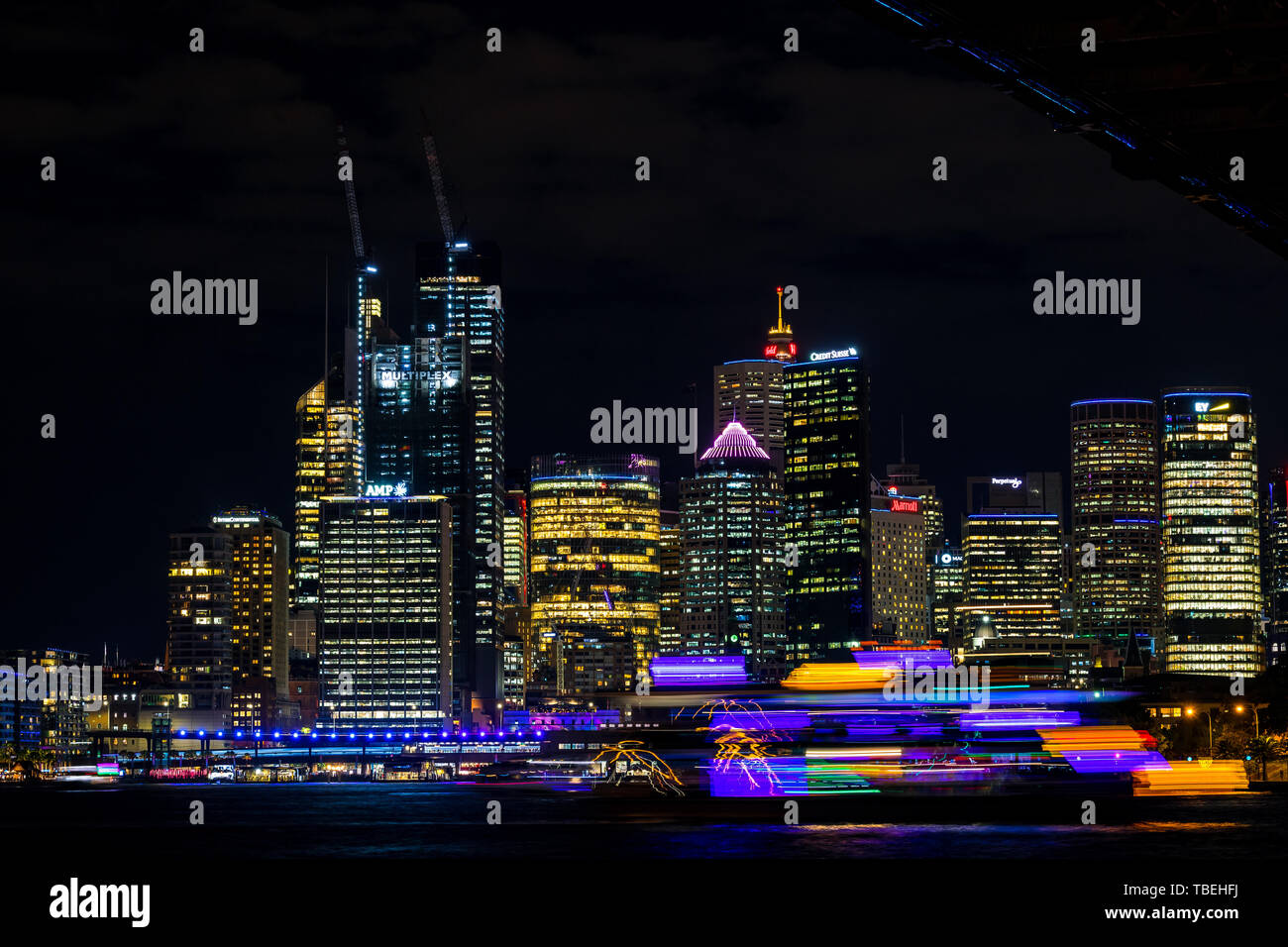 Circular Quay, mit Sydneys Skyline bei Nacht beleuchtet vom Licht Festival lebendig. Stockfoto