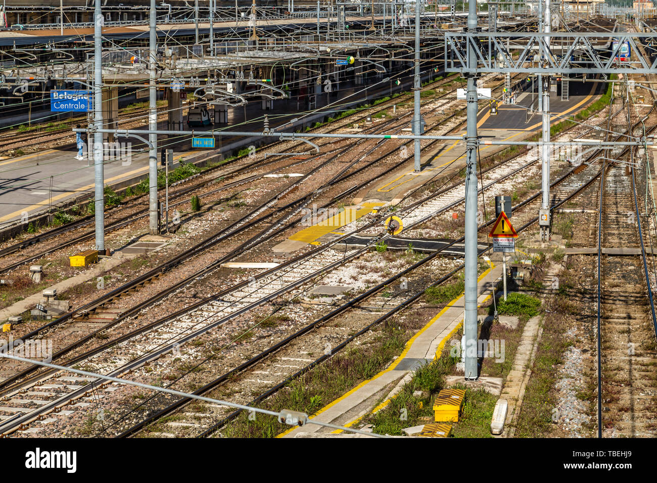 BOLOGNA, Italien, 10. MAI 2019: Sonnenlicht erleuchtet ist Schienen im Hauptbahnhof von Bologna Stockfoto