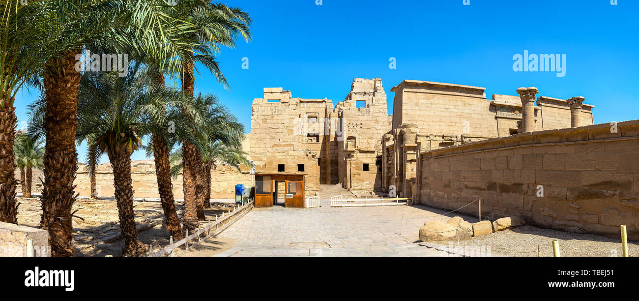 Eingang zu den Medinet Habu Tempel in Luxor, Ägypten. Panorama Stockfoto